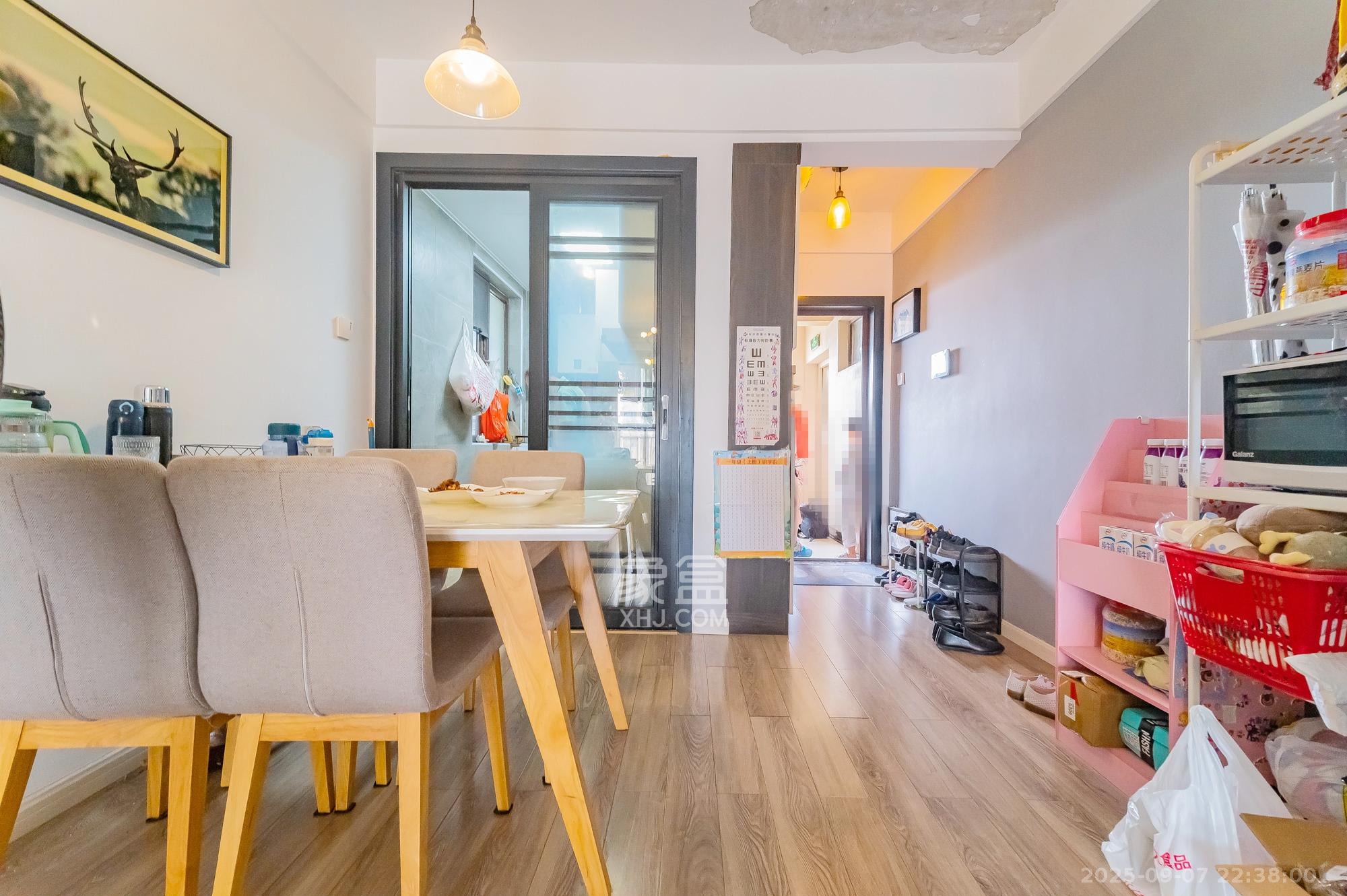 华润置地广场二期  3室2厅2卫    72.0万客厅