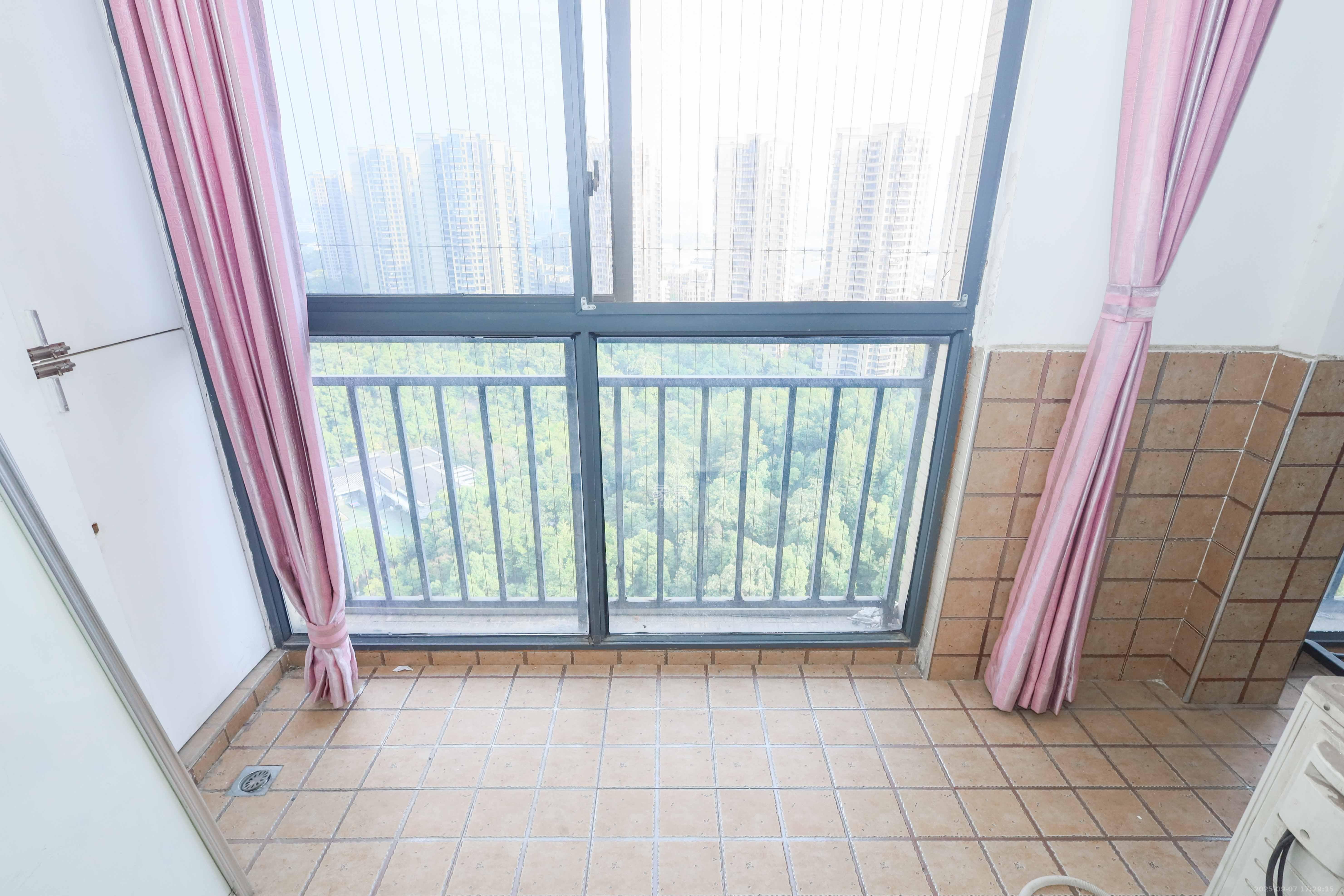 保利麓谷林语A区  3室2厅2卫   88.00万阳台
