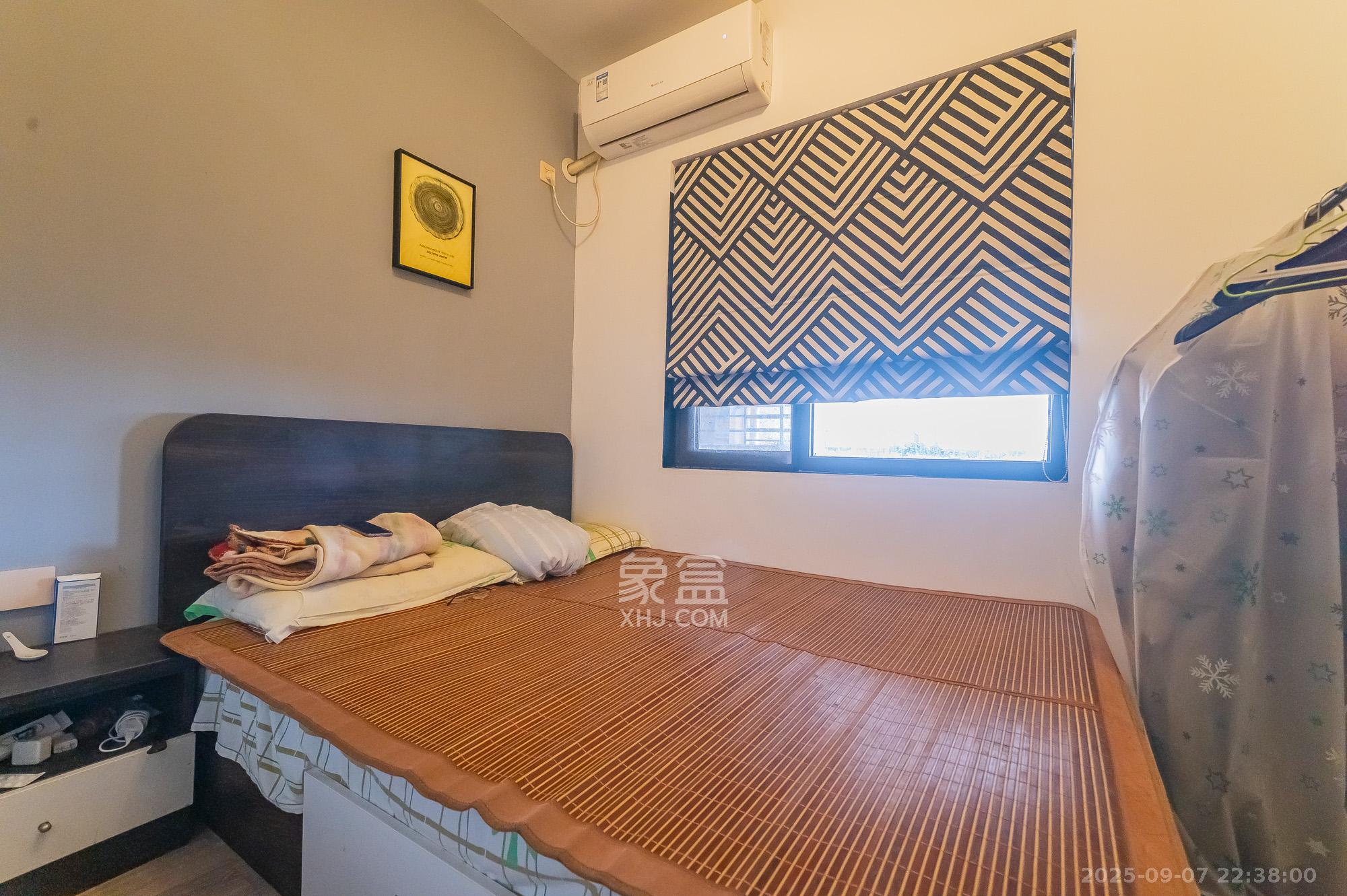 华润置地广场二期  3室2厅2卫    72.0万卧室