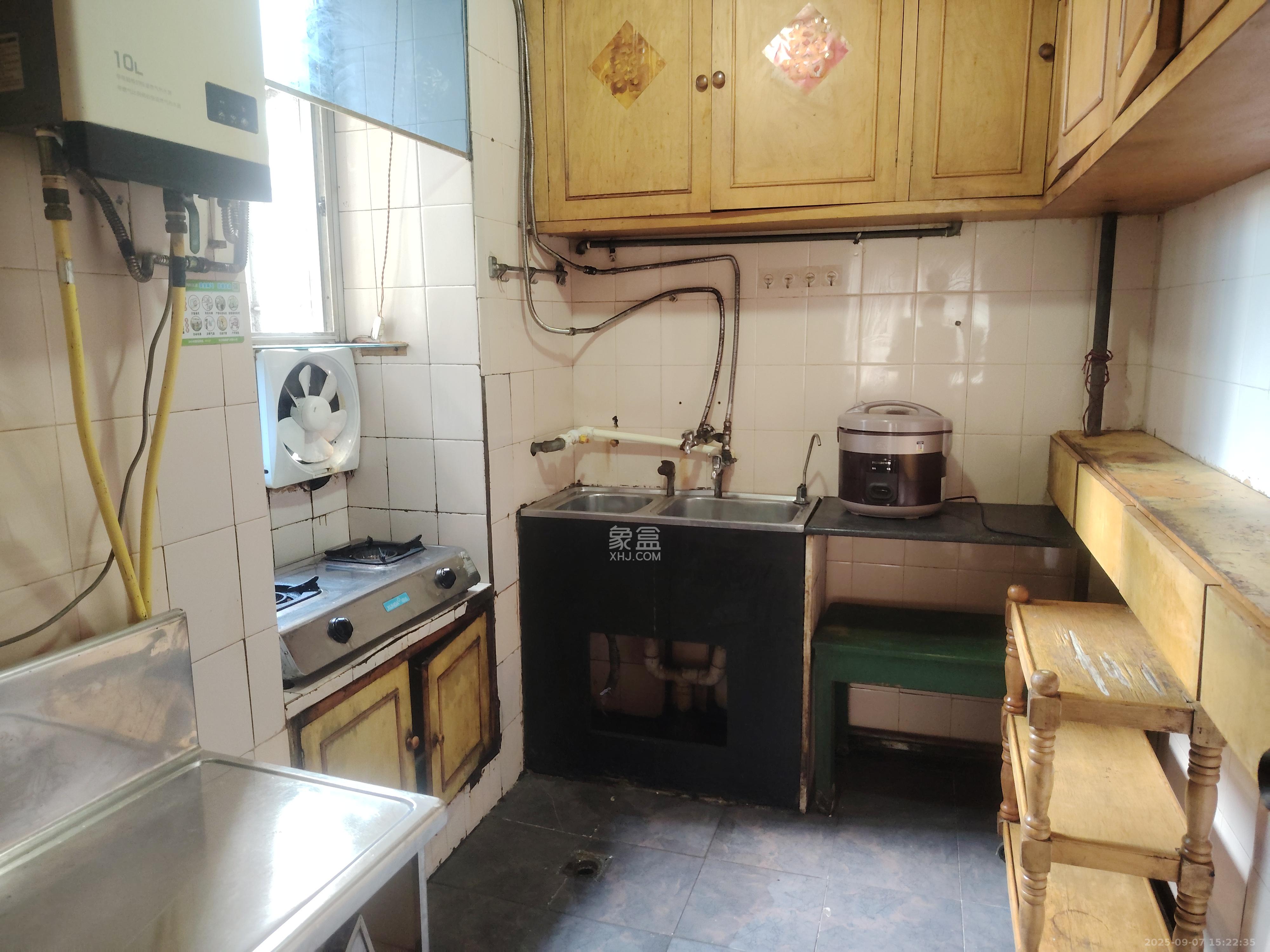 新富城 3室2厅2卫 2600.0元/月 新富城 3室2厅2卫 2600.0元/月室内图