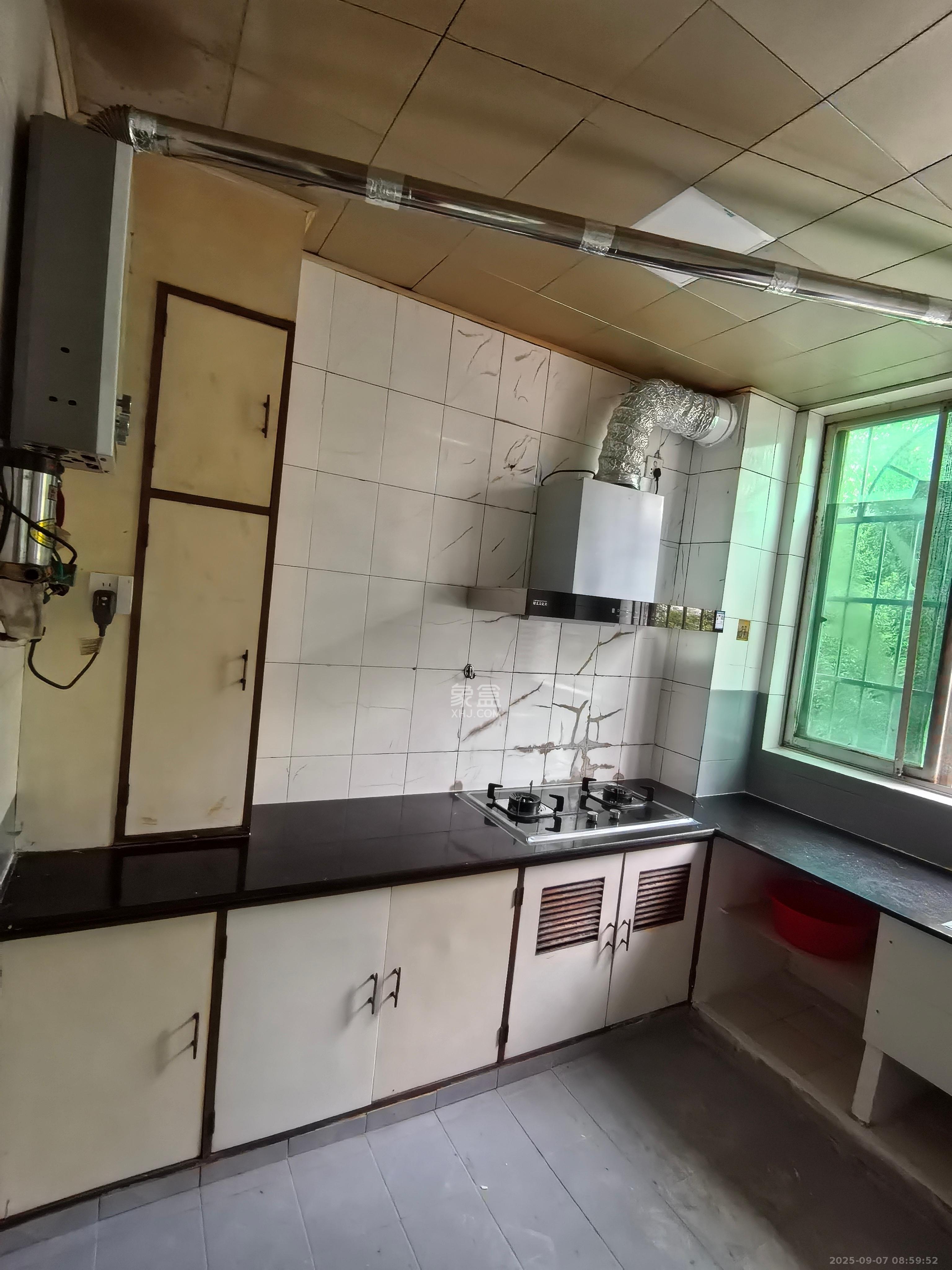 中南汽车世界 2室1厅1卫 1200.0元/月 中南汽车世界 2室1厅1卫 1200.0元/月室内图