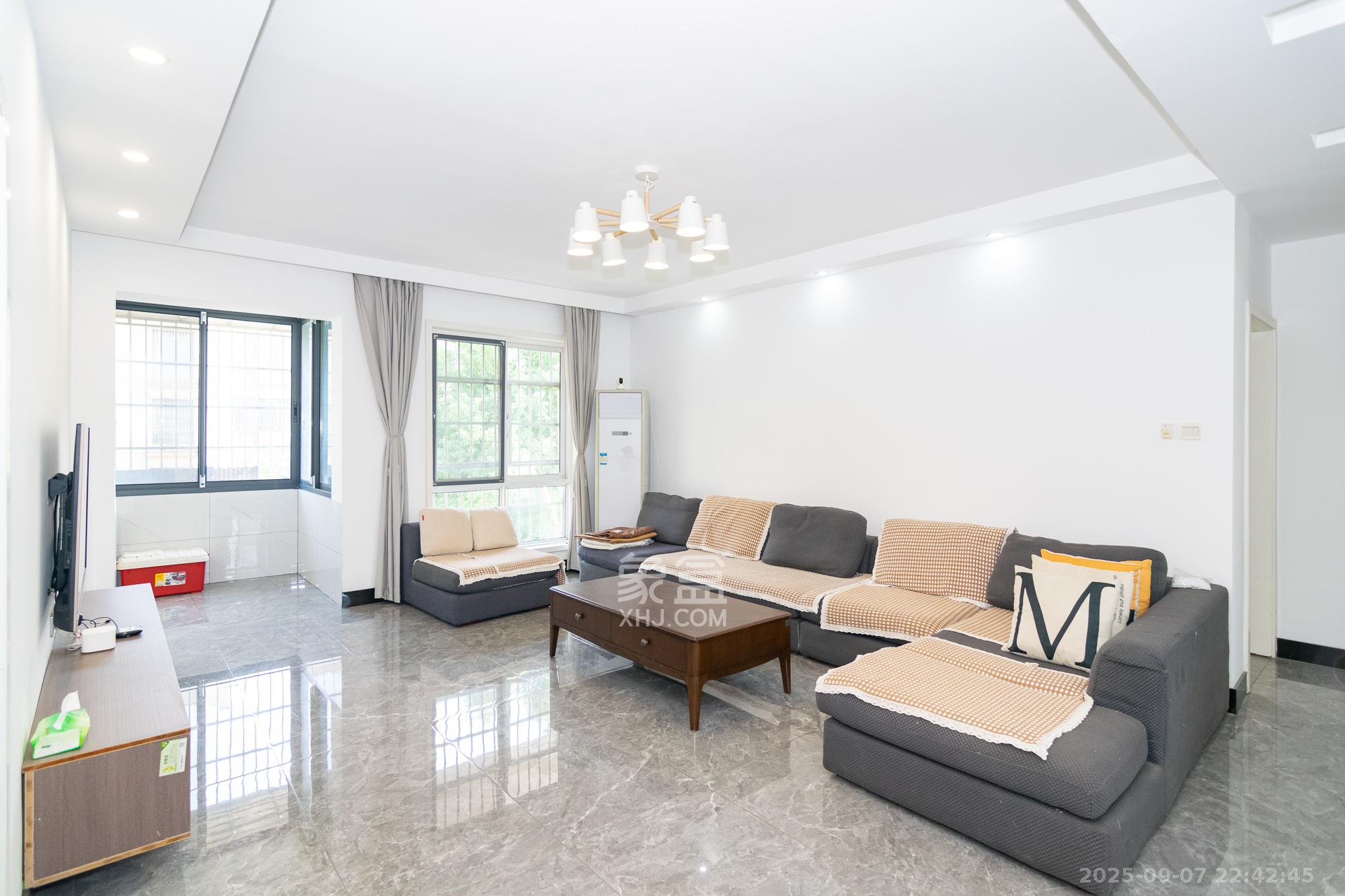 中新森林海 3室2厅2卫 80.8万 中新森林海 3室2厅2卫 80.8万客厅