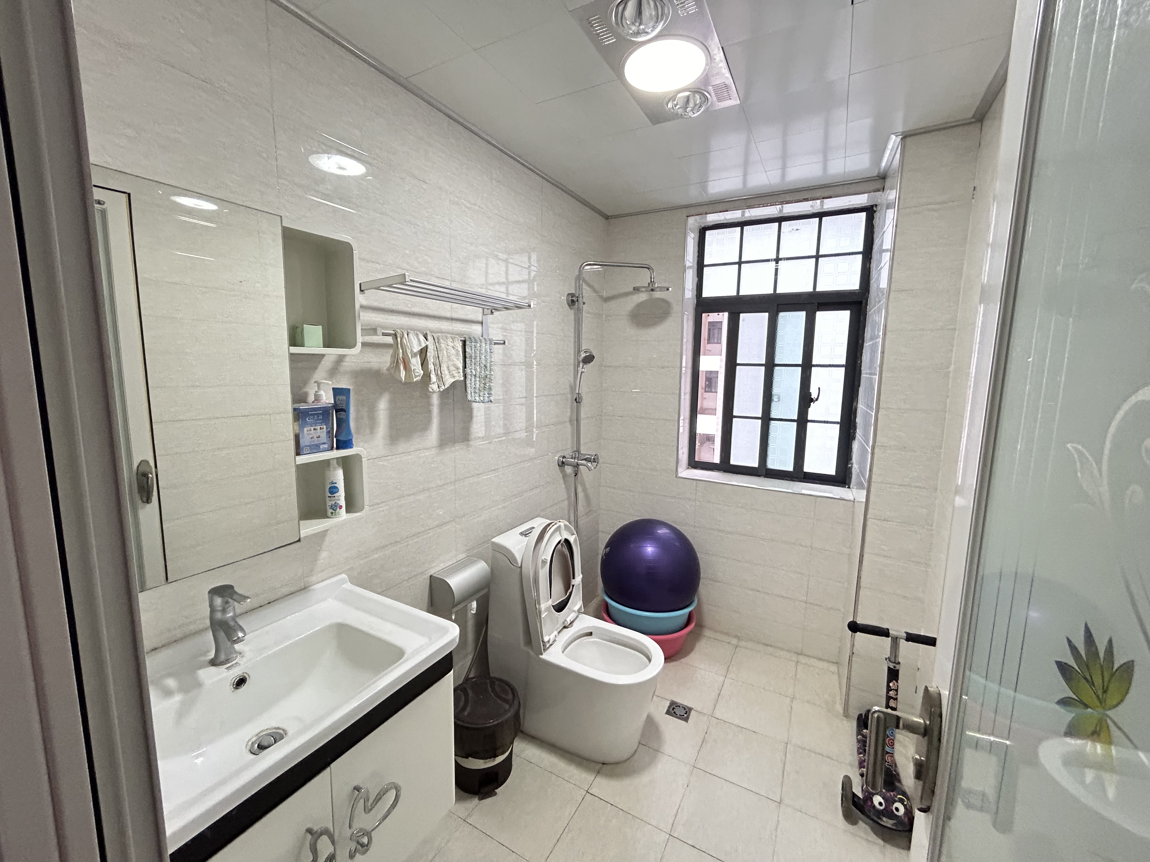 逸臣广场  3室2厅2卫    1800.0元/月室内图