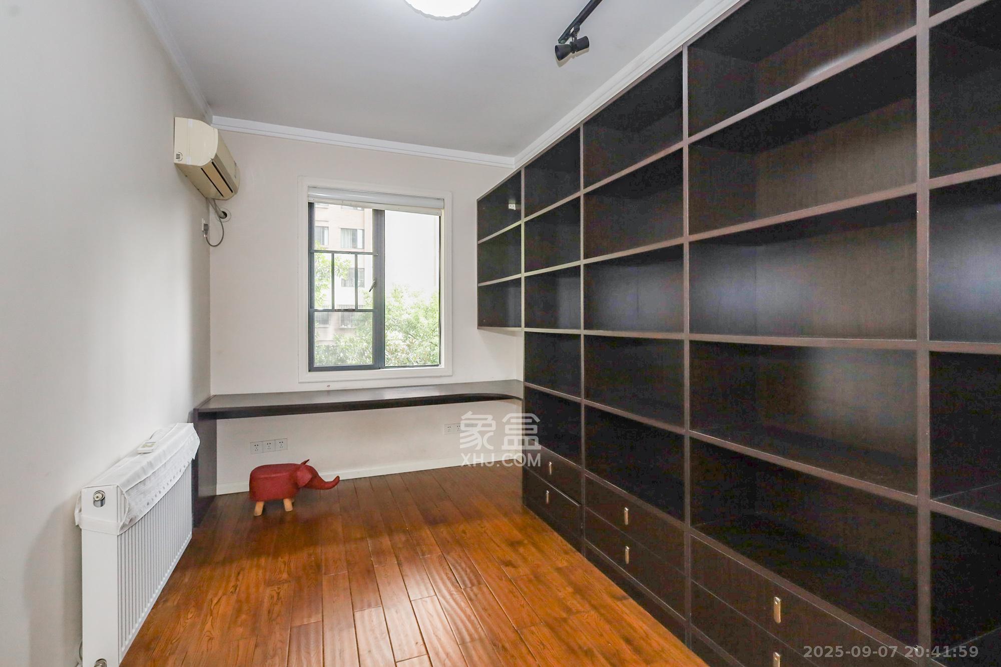 八方小区D区 4室2厅2卫 368.0万 八方小区D区 4室2厅2卫 368.0万卧室