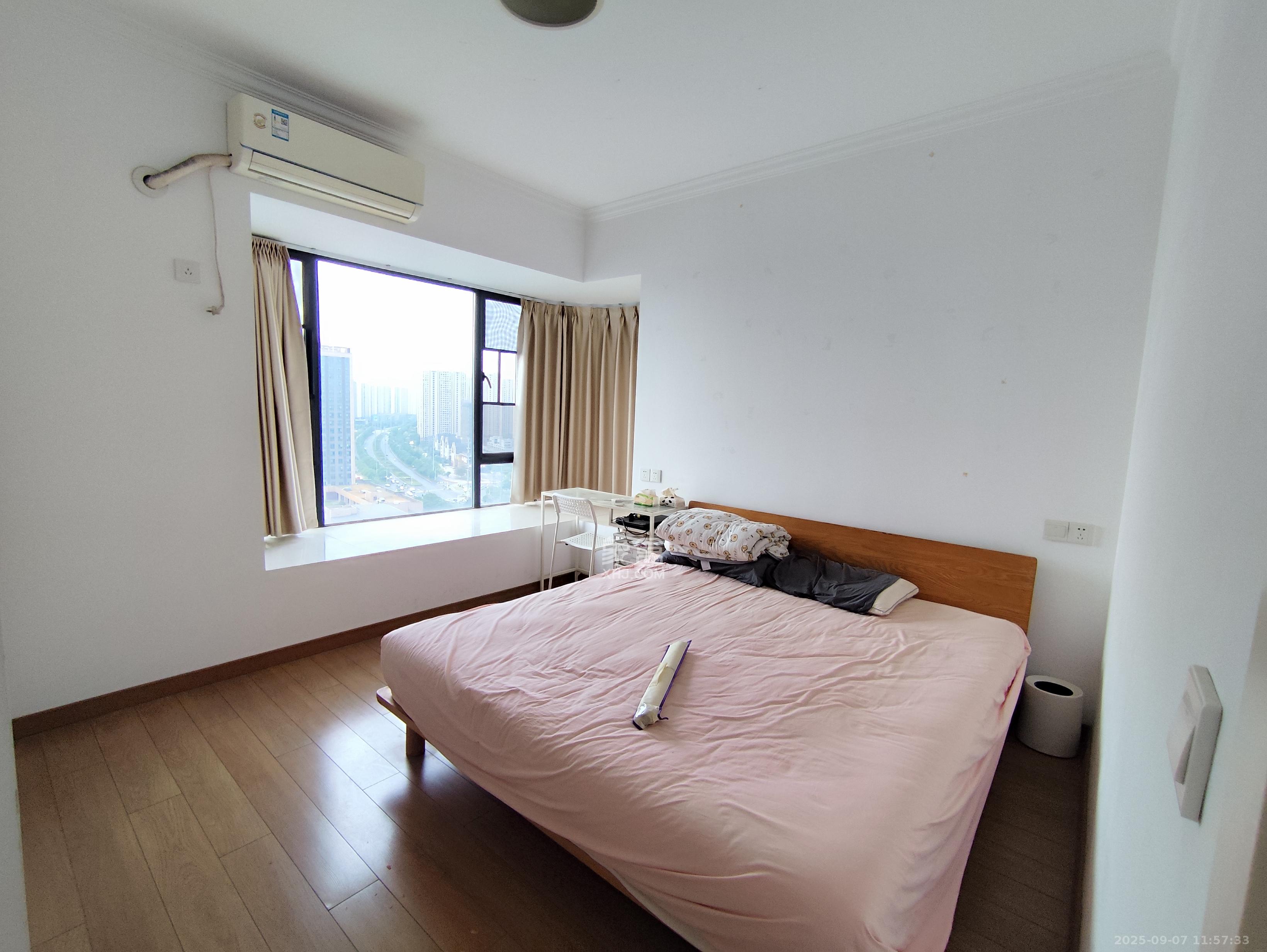 富春山  3室2厅1卫    2500.0元/月 富春山  3室2厅1卫    2500.0元/月室内图