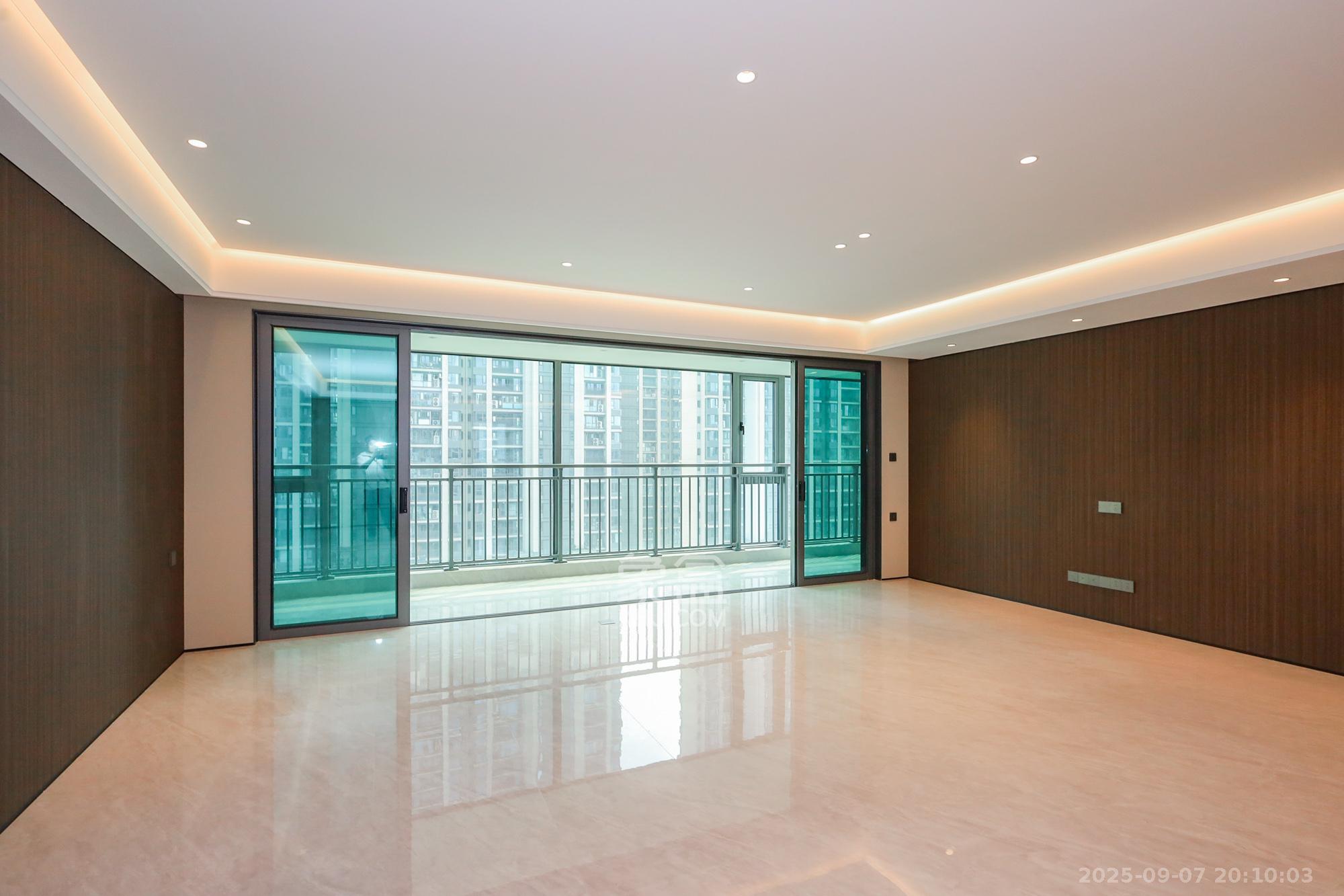 招商蛇口滨江境 4室2厅2卫 398.0万 招商蛇口滨江境 4室2厅2卫 398.0万客厅