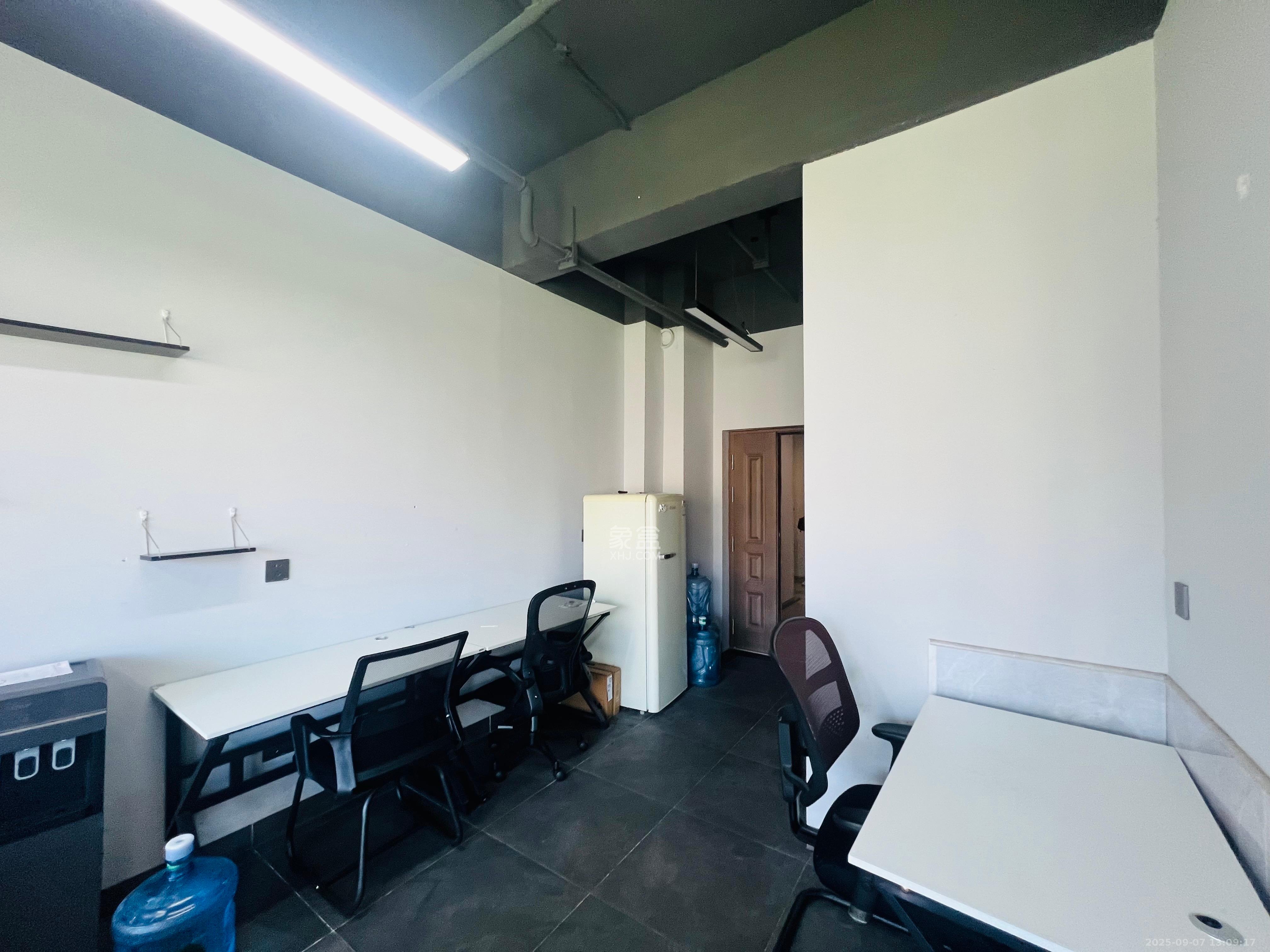 奥克斯滨仕花园(奥克斯洋湖广场/奥克斯中心) 1室1厅1卫 3300.0元/月 奥克斯滨仕花园(奥克斯洋湖广场/奥克斯中心) 1室1厅1卫 3300.0元/月室内图