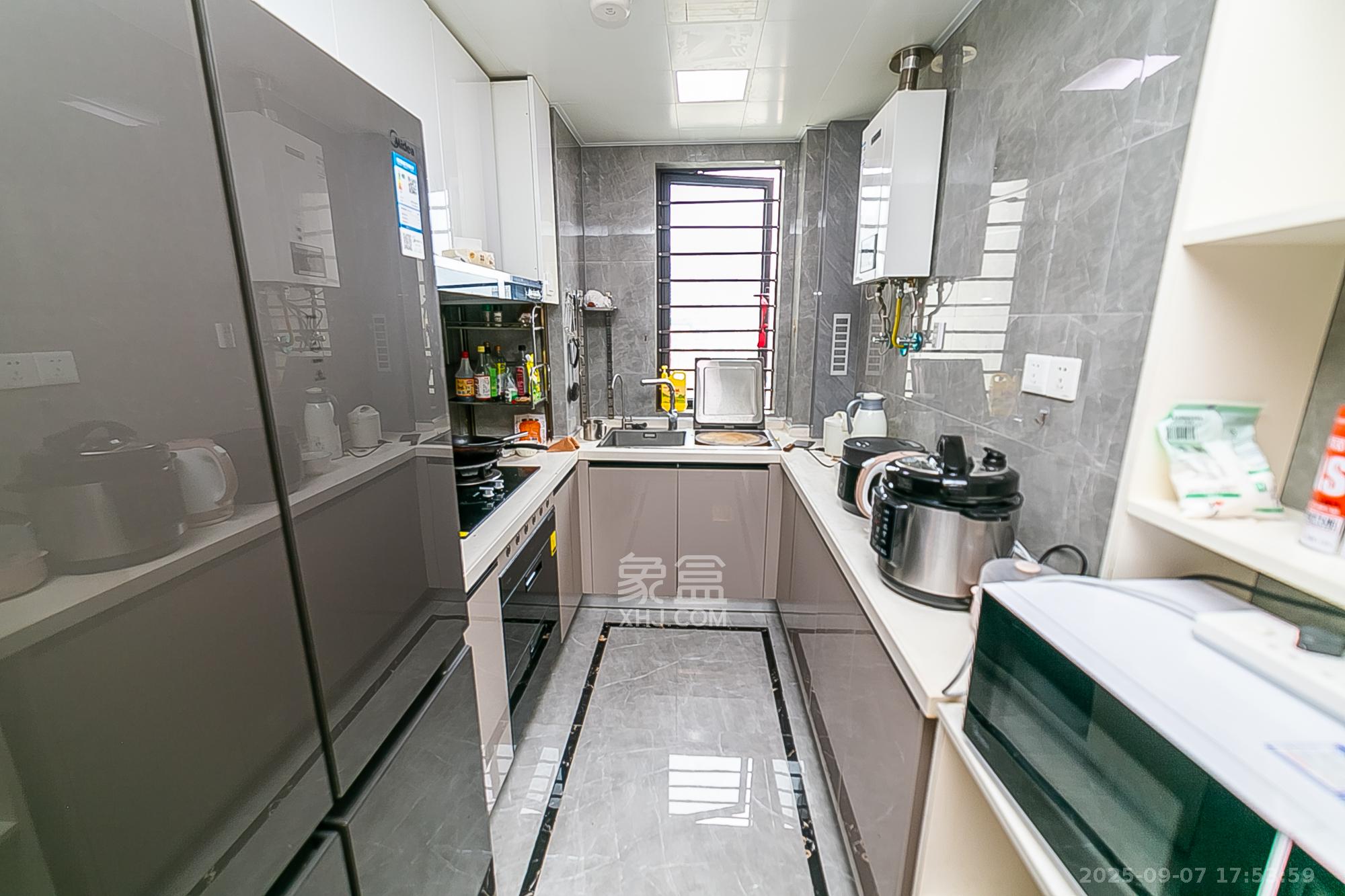 卓越江岸  4室2厅2卫   188.00万其他