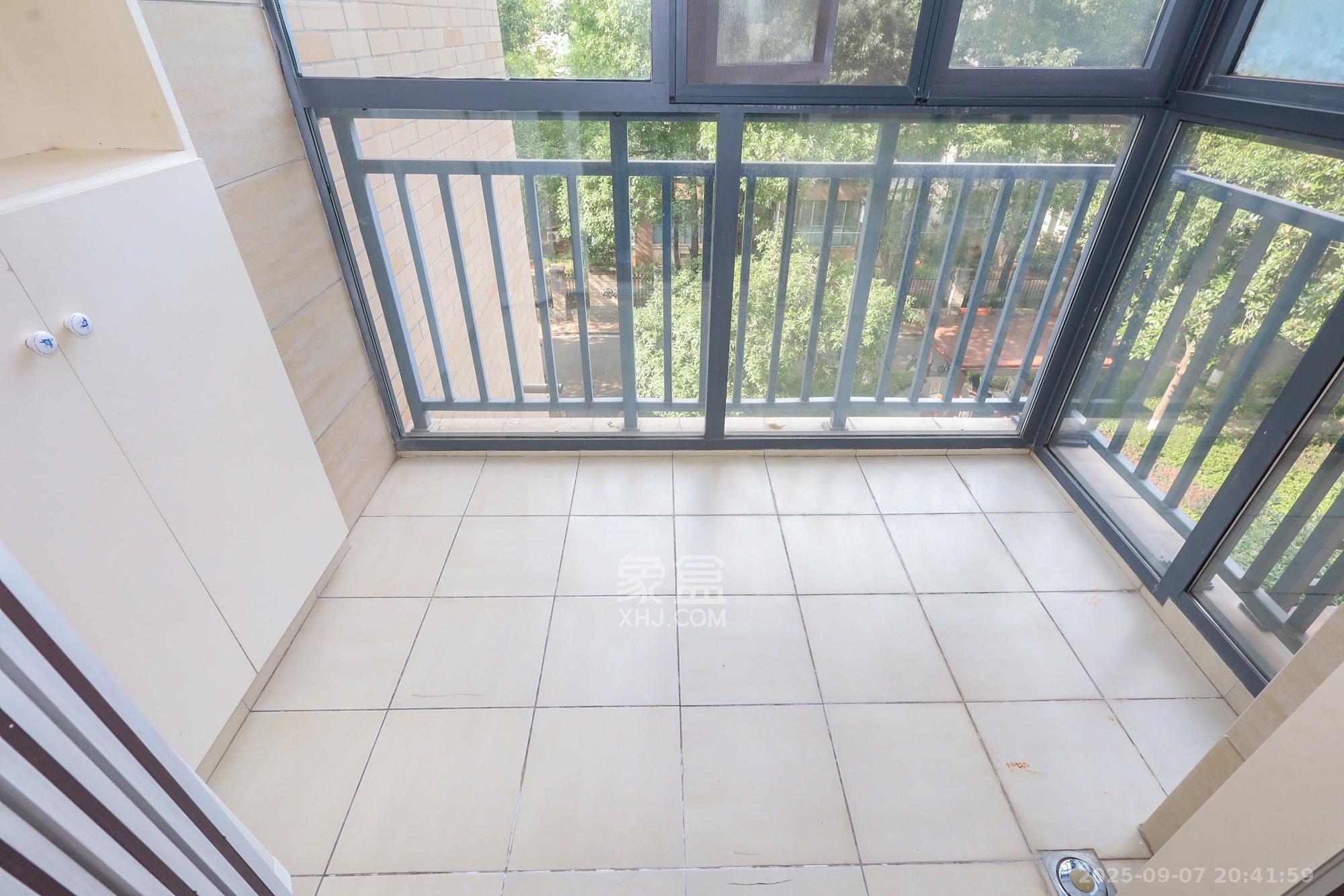 八方小区D区 4室2厅2卫 368.0万 八方小区D区 4室2厅2卫 368.0万阳台