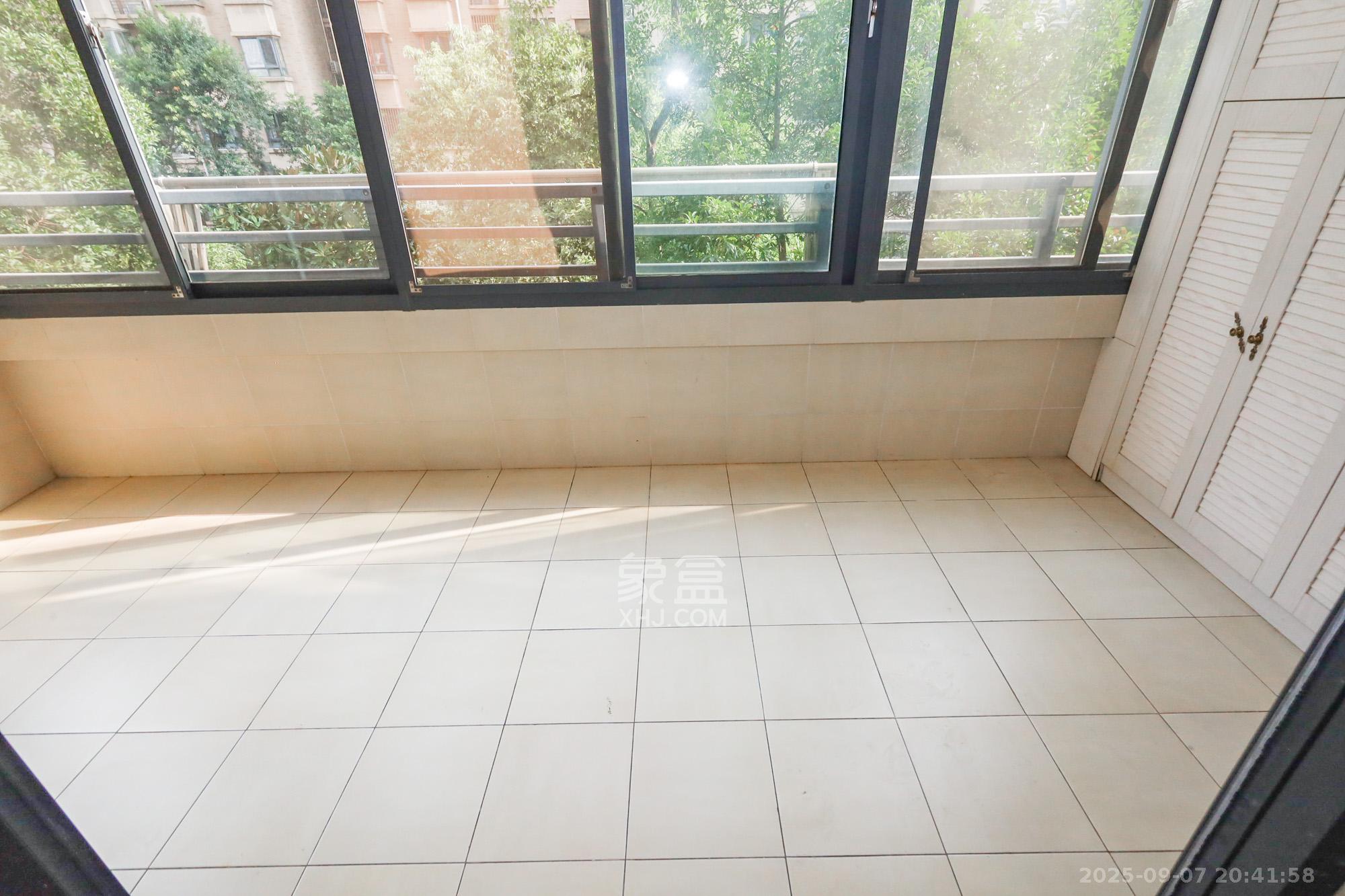 八方小区D区 4室2厅2卫 368.0万 八方小区D区 4室2厅2卫 368.0万阳台