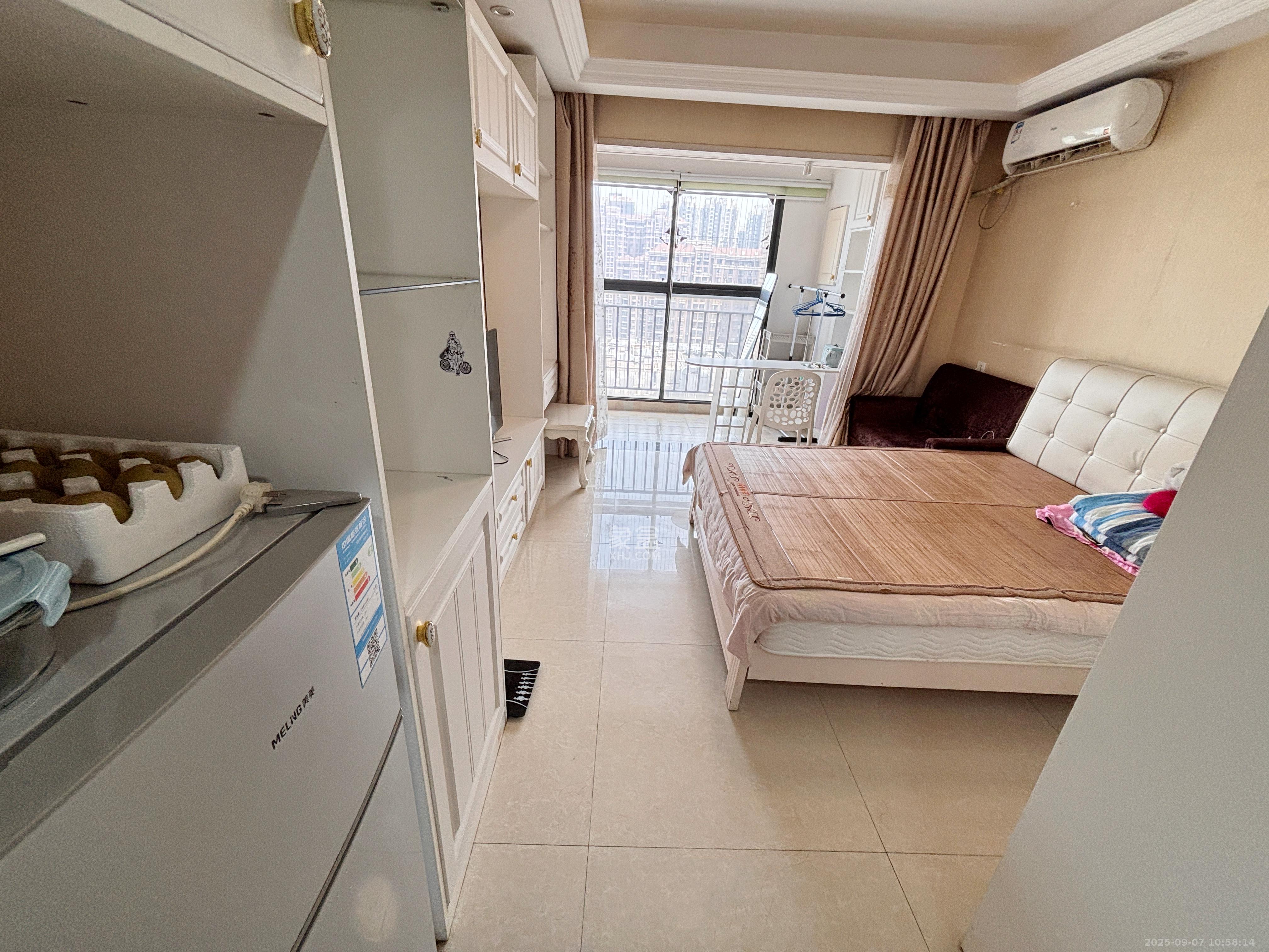 华润五彩城  1室1厅1卫    1350.0元/月 华润五彩城  1室1厅1卫    1350.0元/月室内图