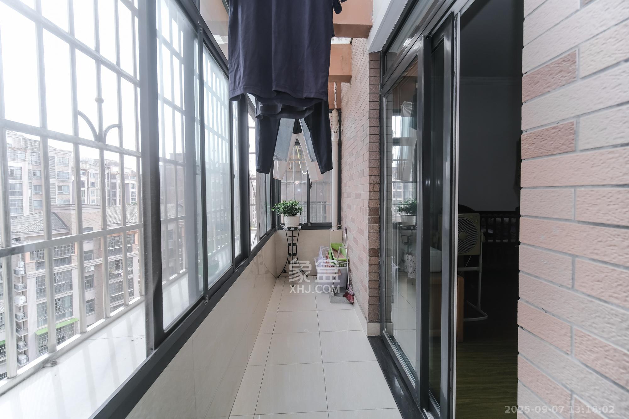 山水湾 4室2厅3卫 158.0万 山水湾 4室2厅3卫 158.0万阳台