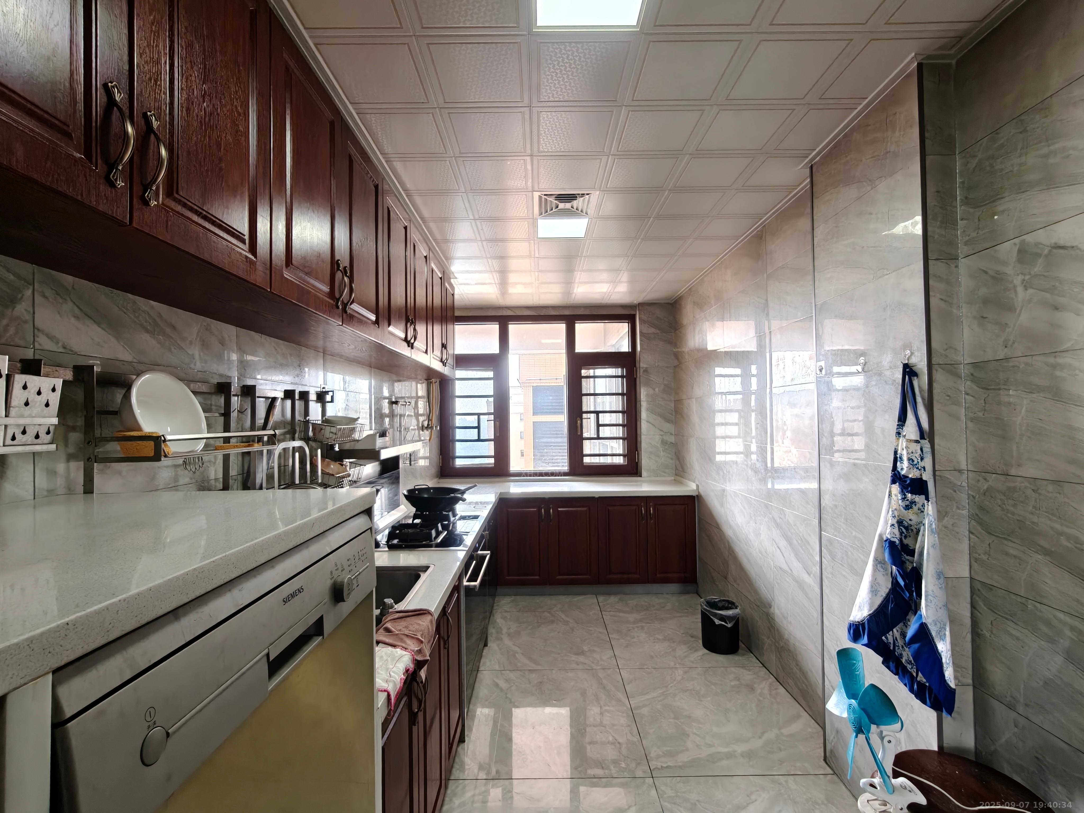 奥园养生城 4室2厅2卫 3000.0元/月 奥园养生城 4室2厅2卫 3000.0元/月室内图