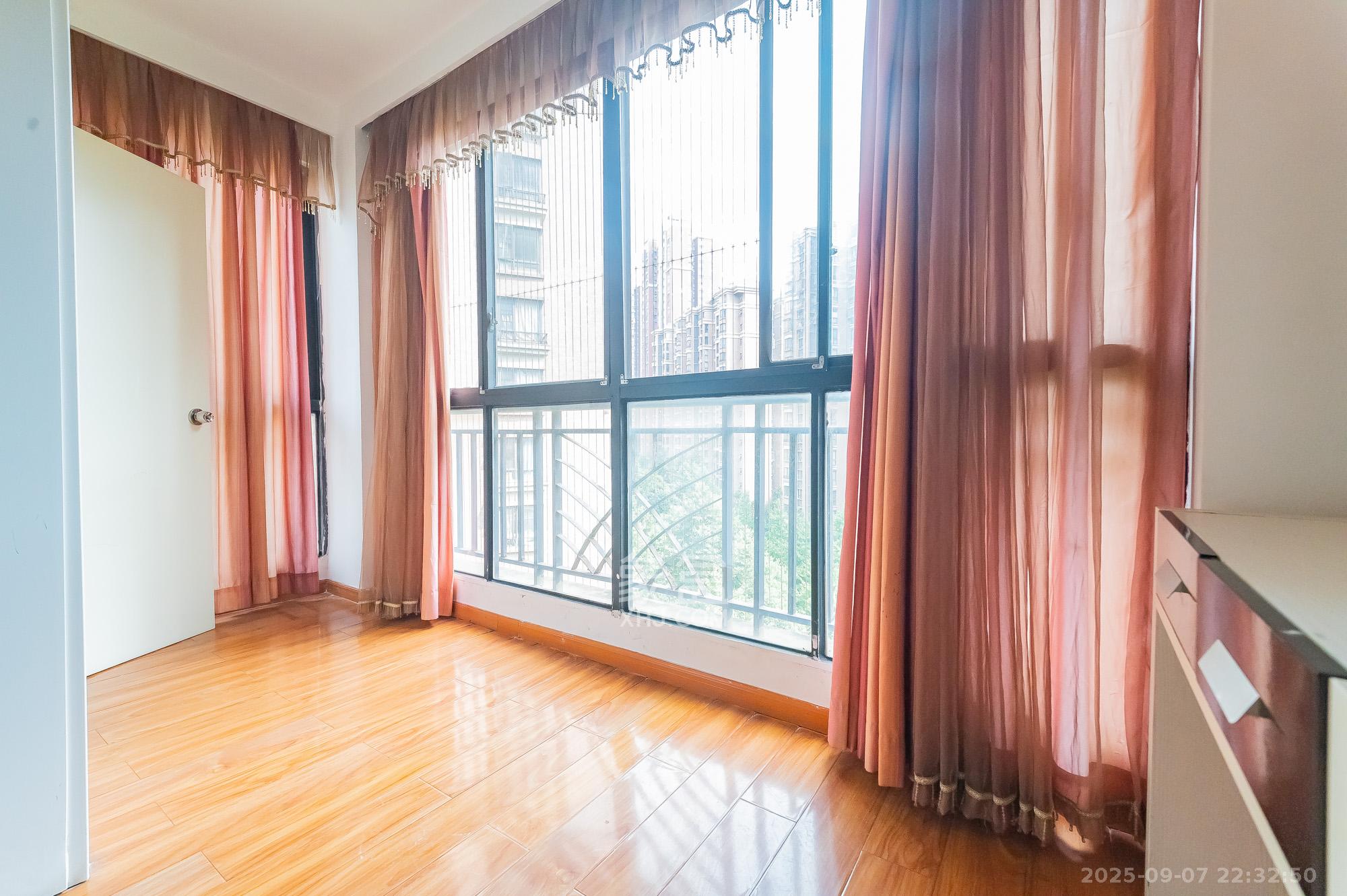 华润凤凰城一期  3室2厅2卫    88.88万阳台