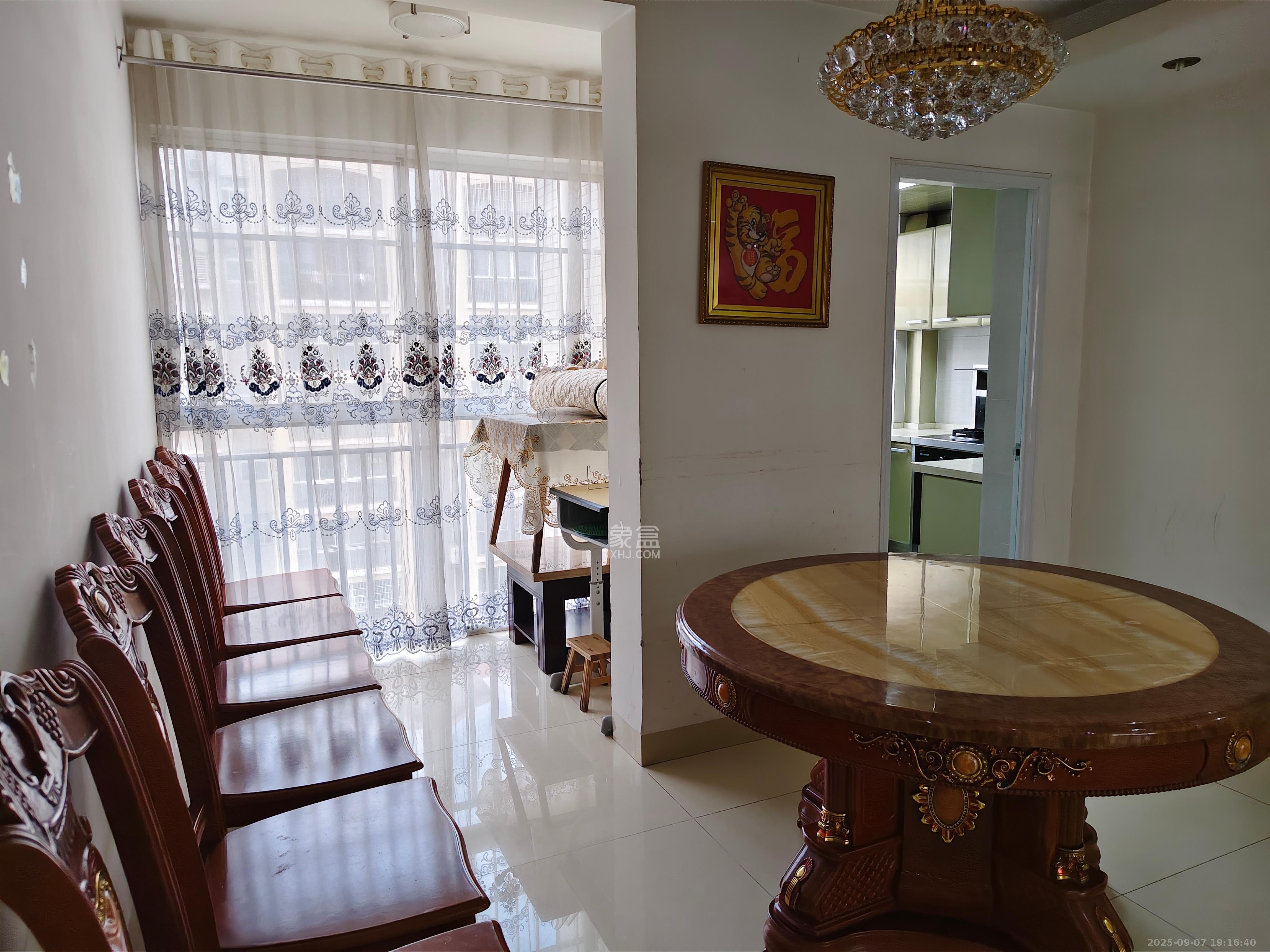 嘉盛华庭（一期、二期、三期）  3室2厅1卫    3000.0元/月室内图