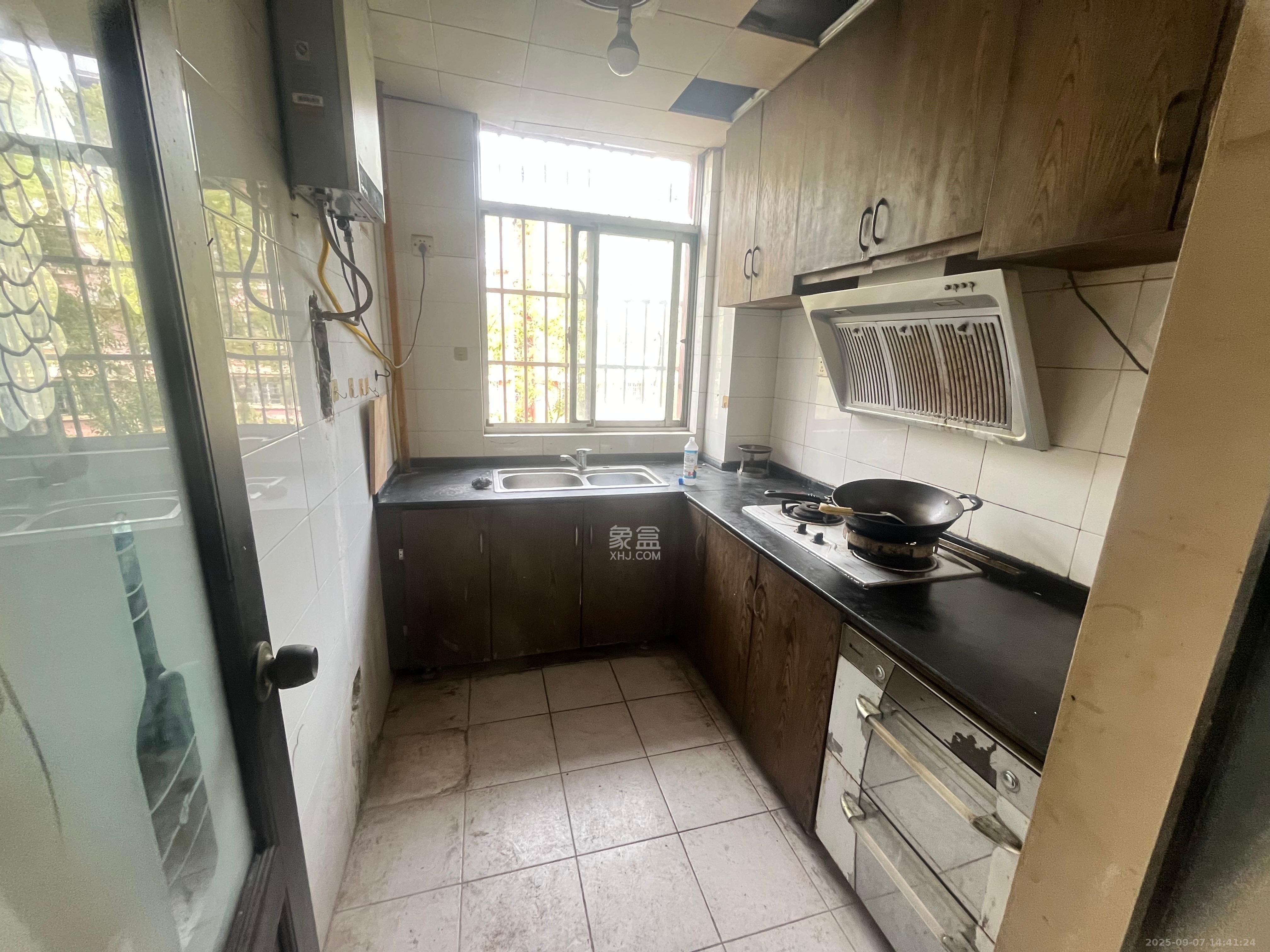 新星小区 1室2厅1卫 1800.0元/月 新星小区 1室2厅1卫 1800.0元/月室内图