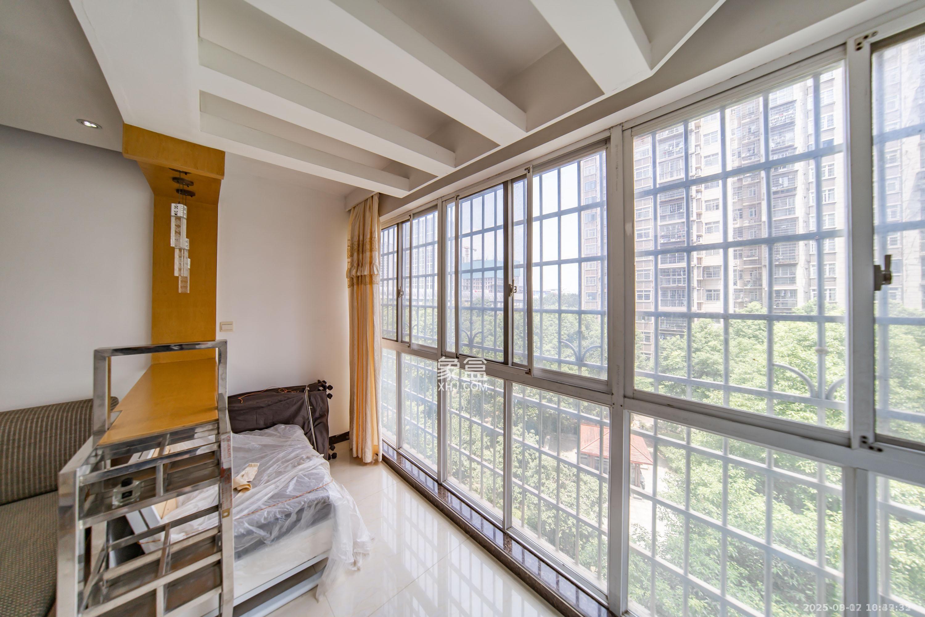 洋湖景园  3室2厅2卫    2800.0元/月室内图