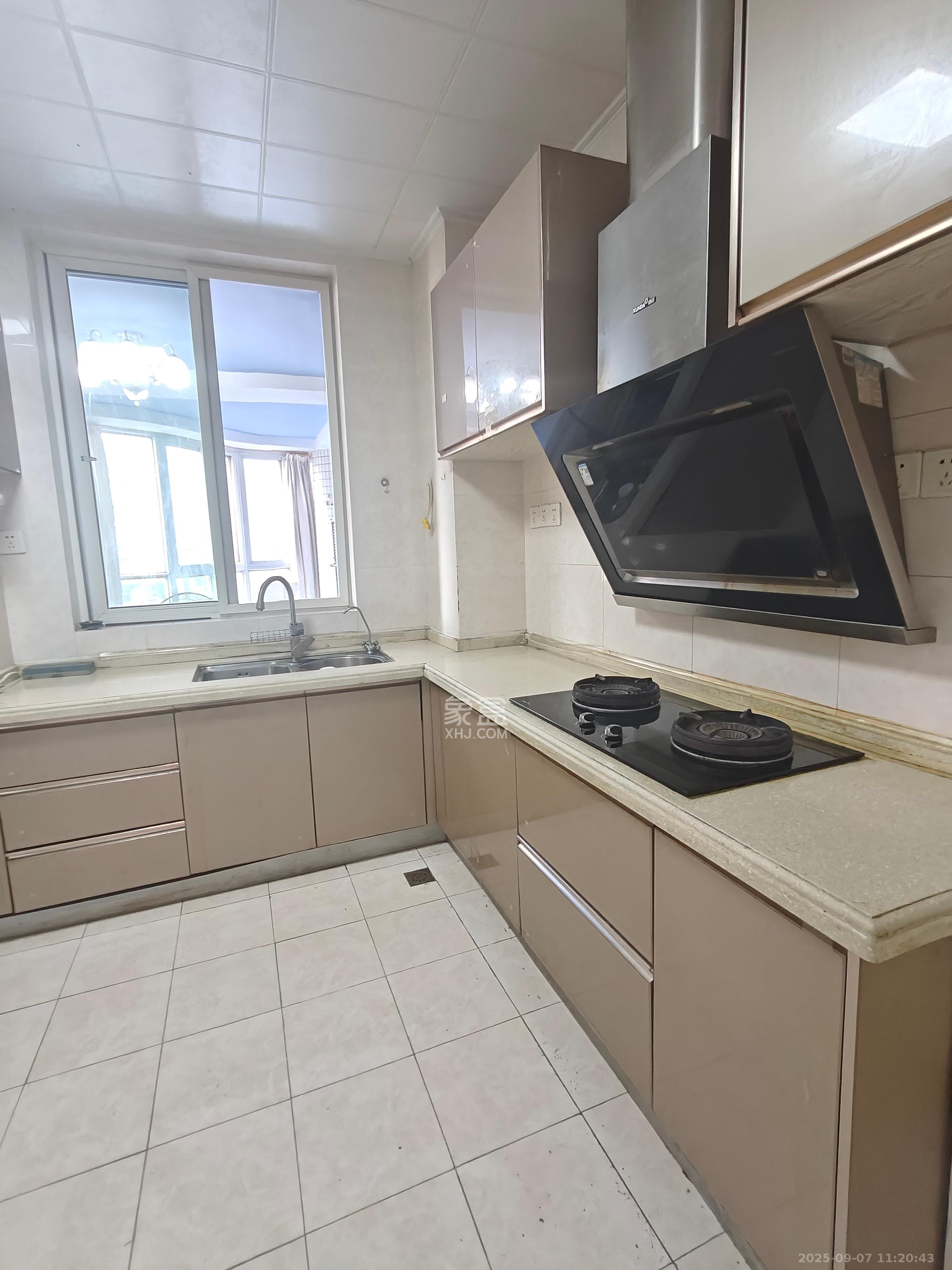 佳润新城(佳润新都)  3室2厅2卫    3300.0元/月 佳润新城(佳润新都)  3室2厅2卫    3300.0元/月室内图