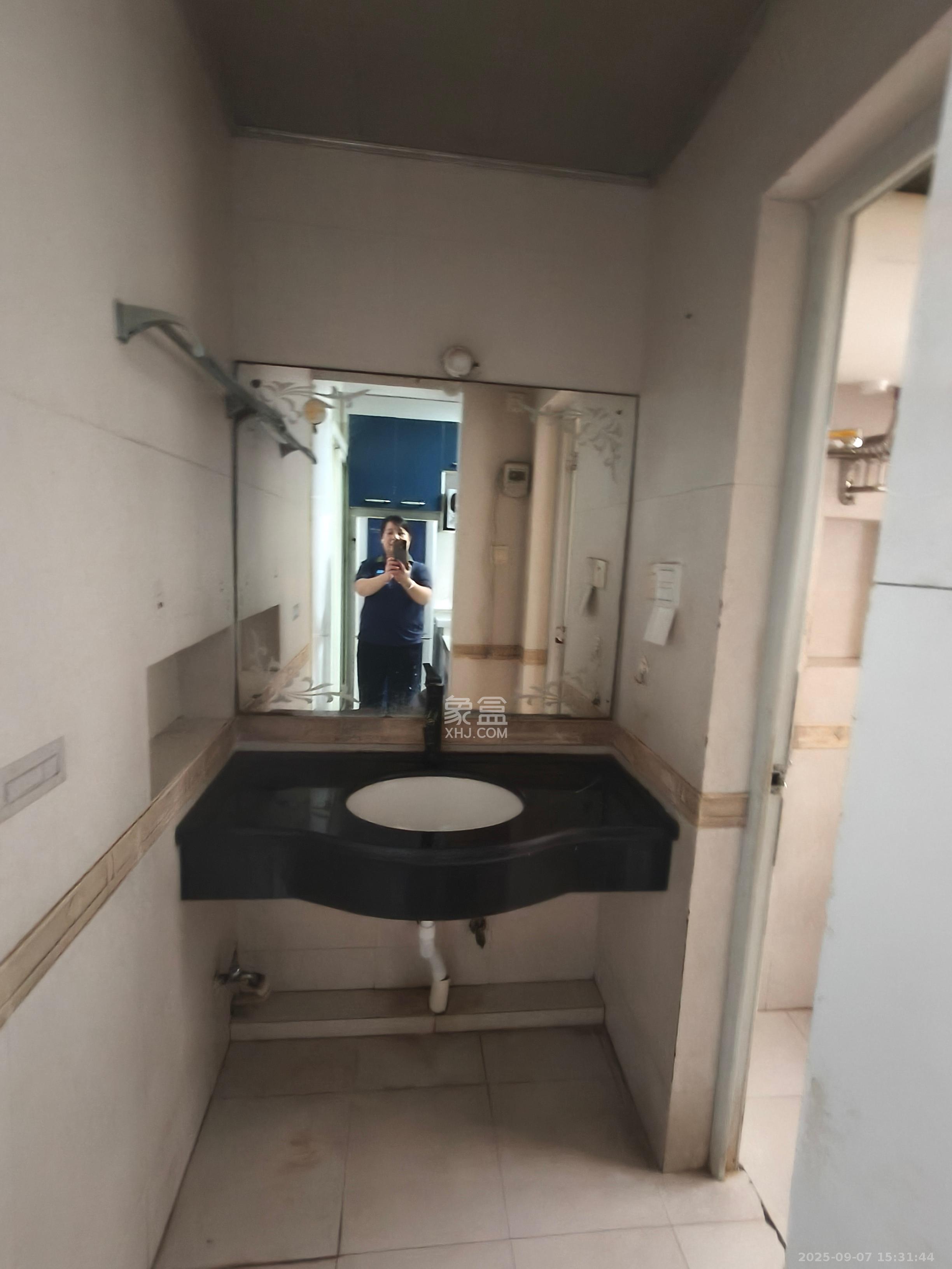 高桥粮油市场（高桥一号小区）  3室1厅1卫    2000.0元/月室内图