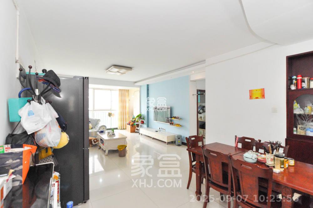 麓谷加州阳光  3室2厅2卫    2600.0元/月室内图