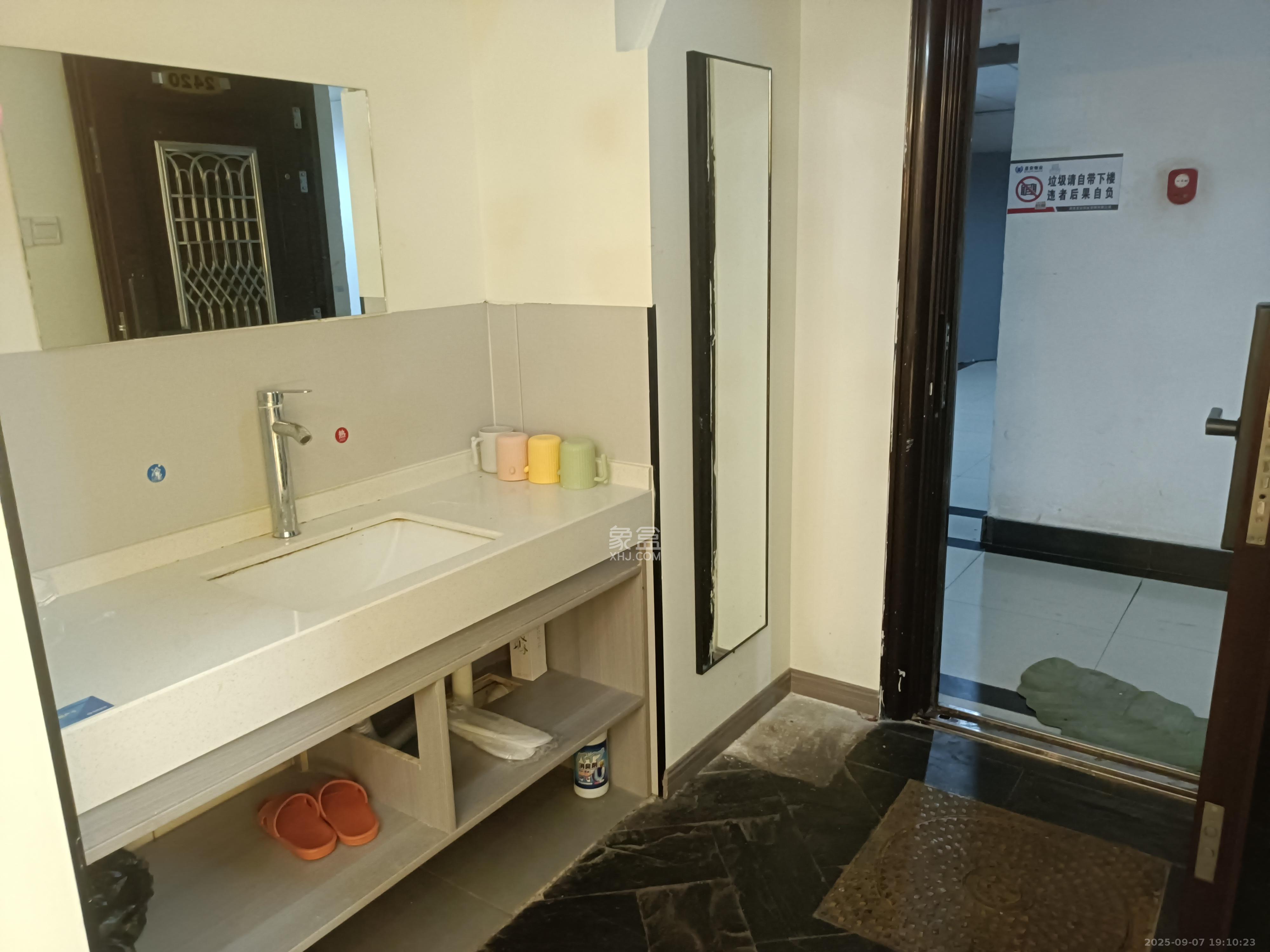 七彩丽都  1室1厅1卫    1800.0元/月室内图