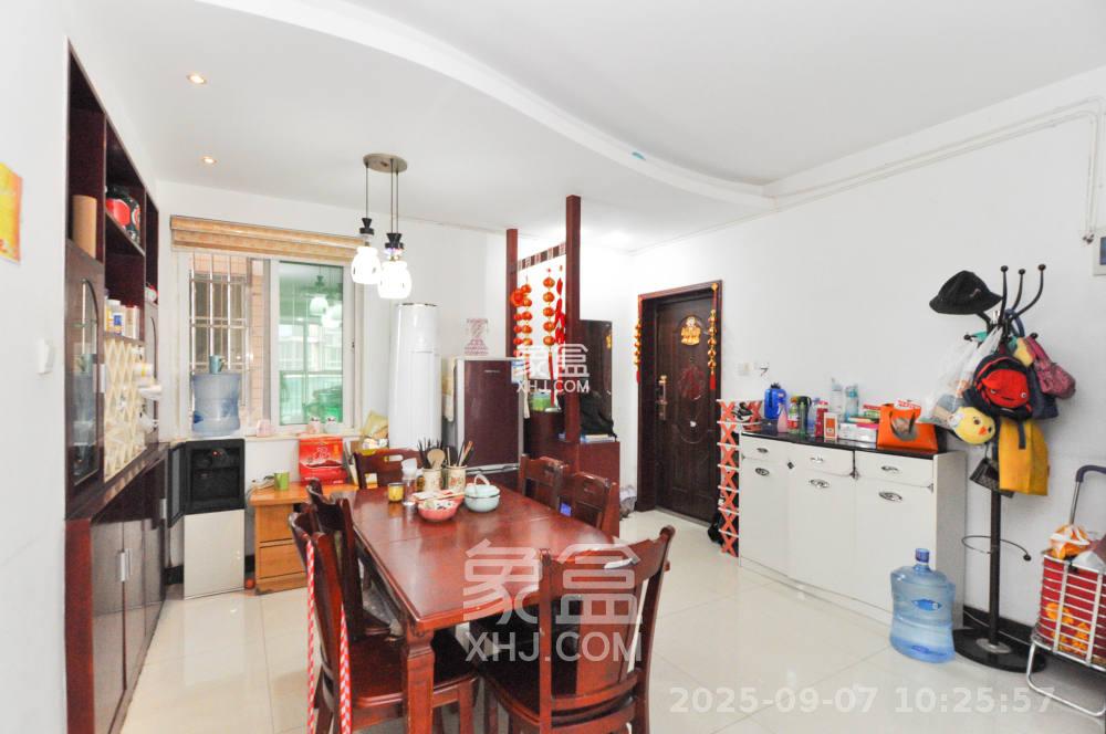 麓谷加州阳光  3室2厅2卫    2600.0元/月室内图