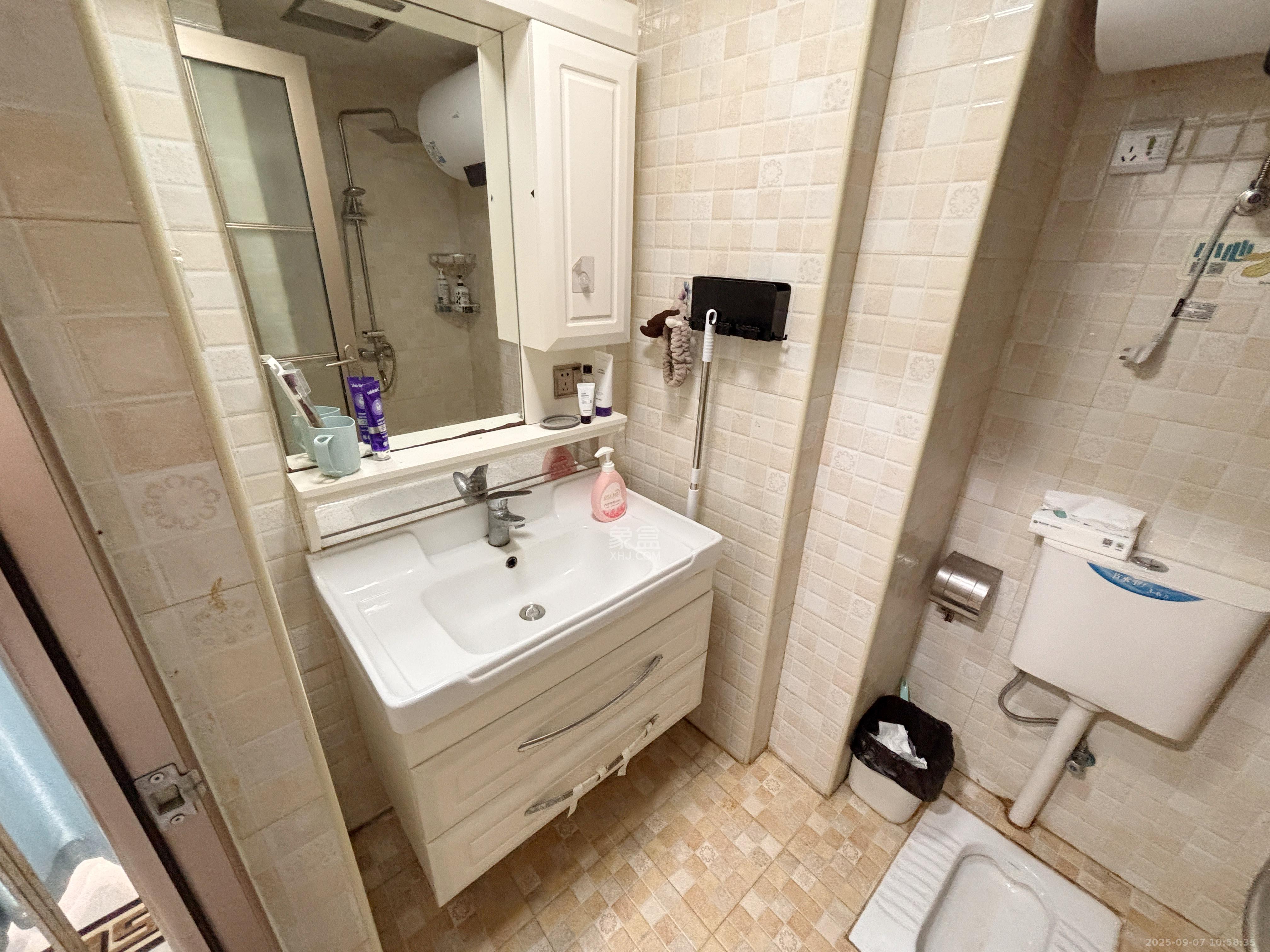 华润五彩城  1室1厅1卫    1350.0元/月 华润五彩城  1室1厅1卫    1350.0元/月室内图