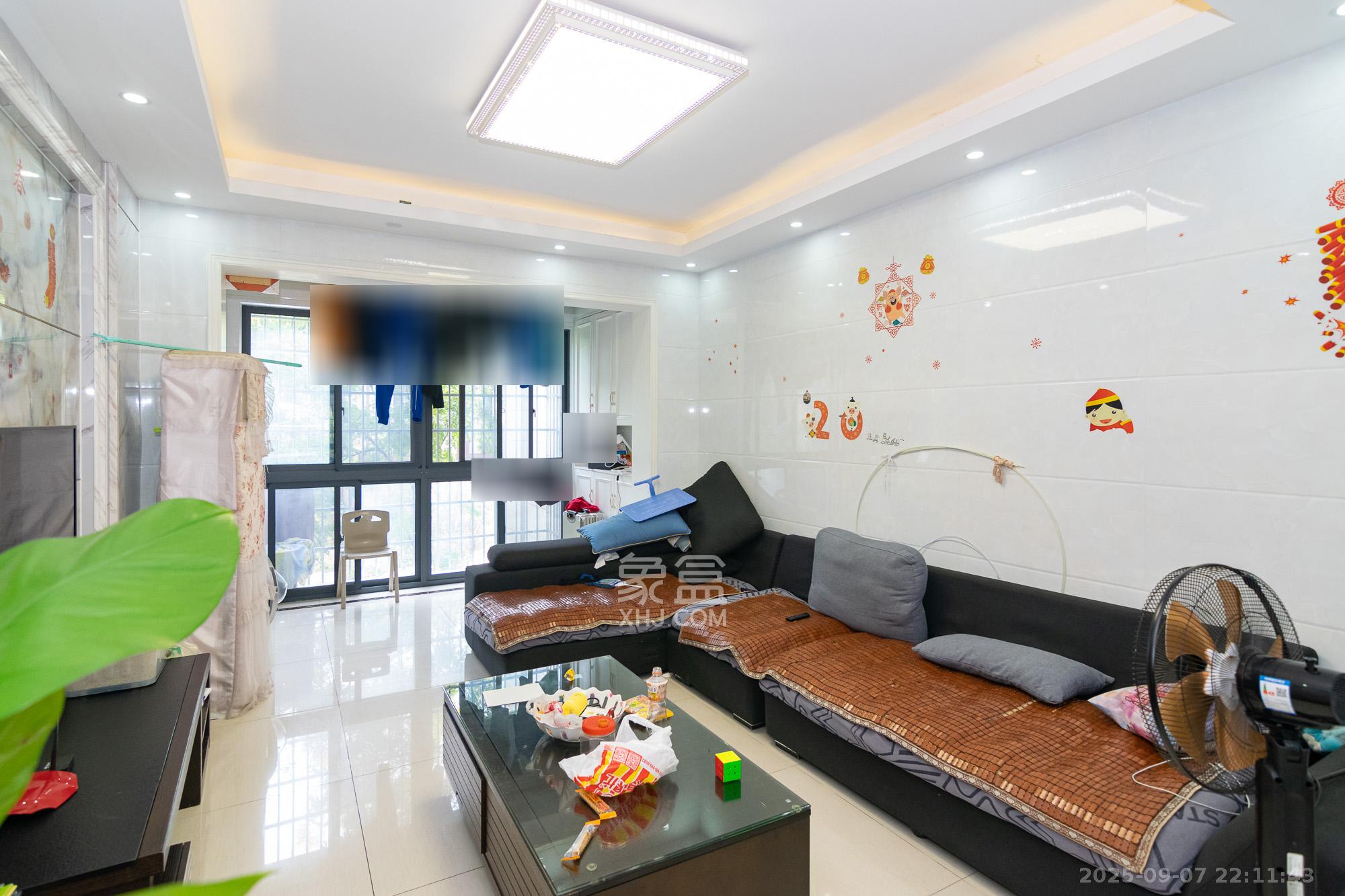 联诚现代城  3室2厅1卫    51.8万客厅