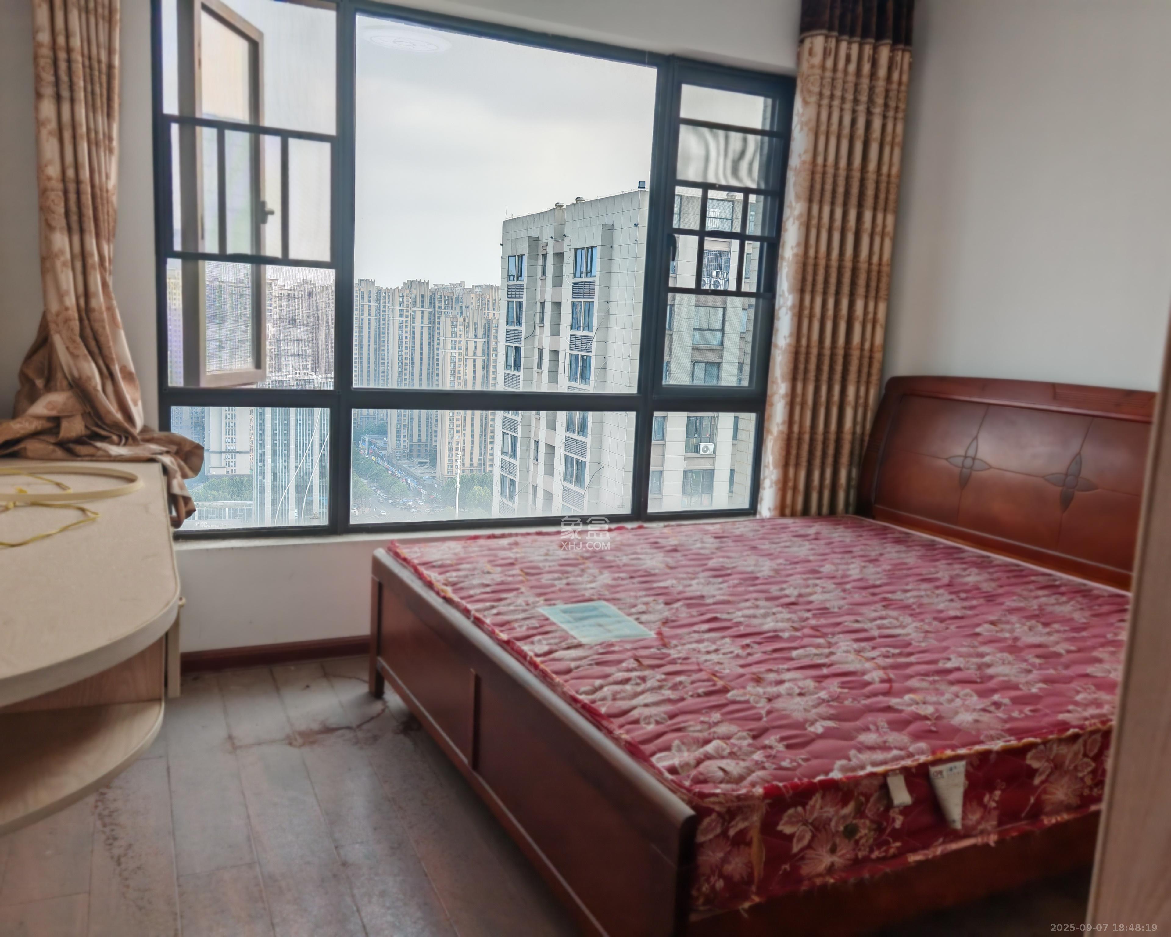 国泰九龙湾  3室2厅1卫    2300.0元/月 国泰九龙湾  3室2厅1卫    2300.0元/月室内图