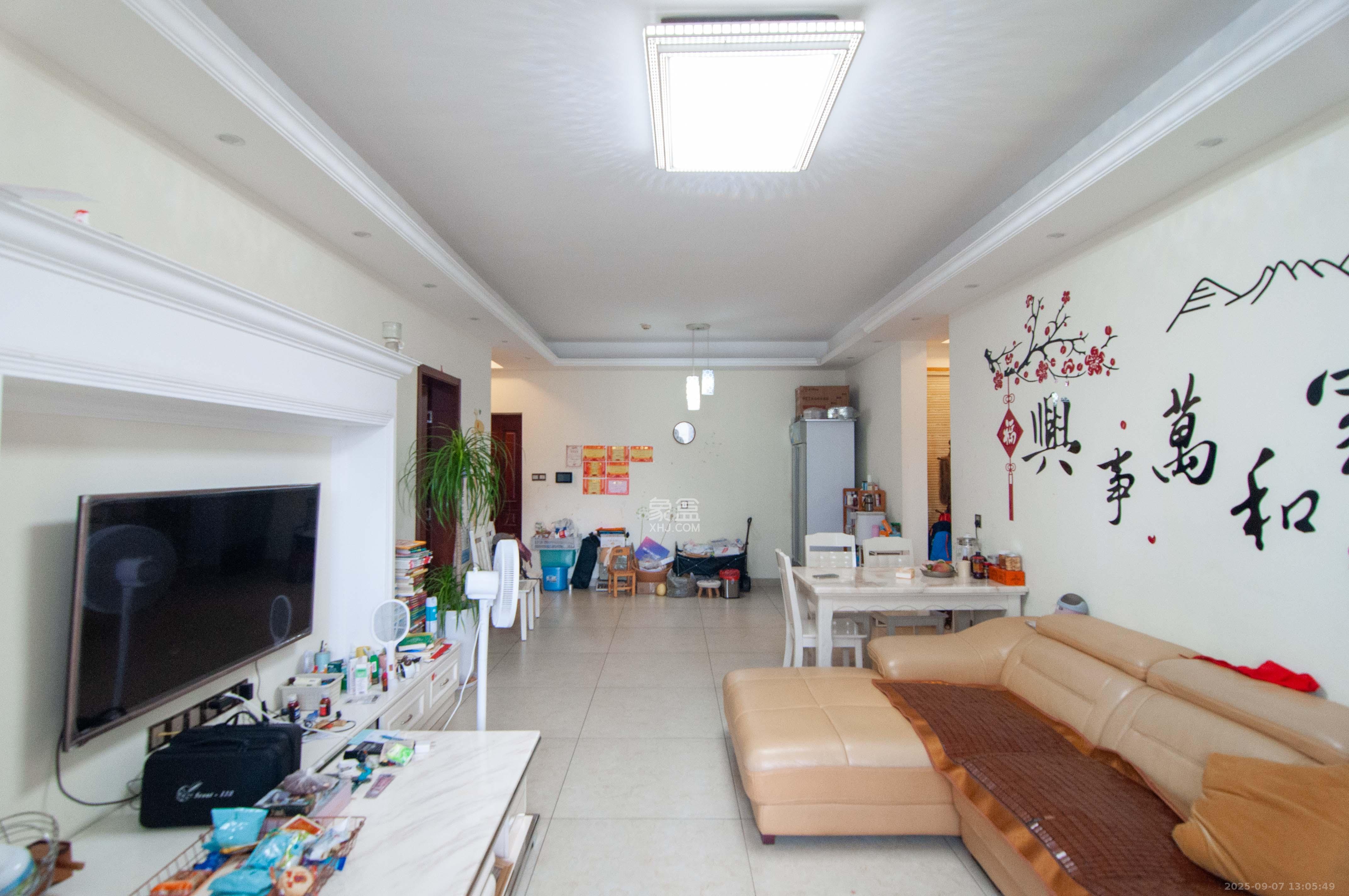 金茂梅溪湖 3室2厅2卫 198.8万 金茂梅溪湖 3室2厅2卫 198.8万客厅