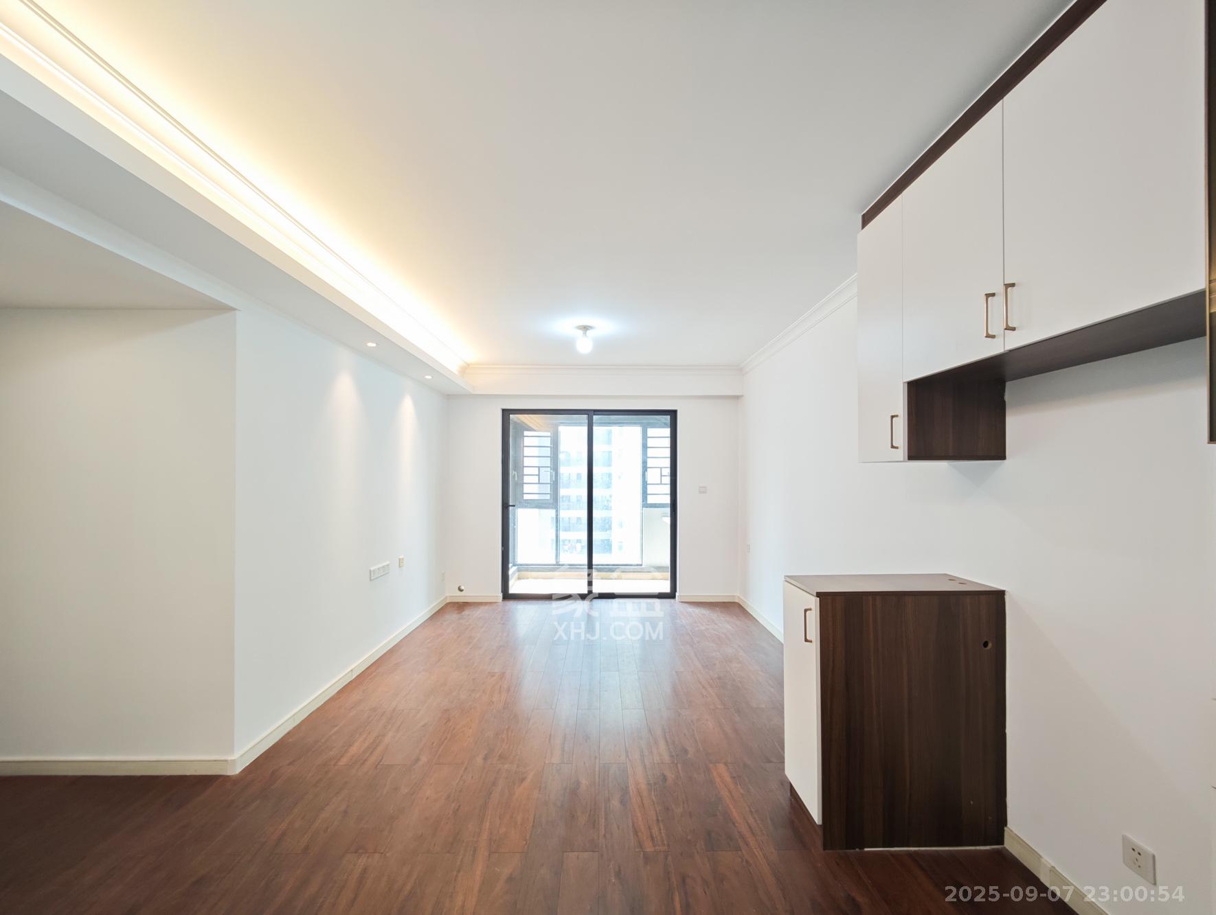 万科魅力之城  3室2厅2卫    95.0万 万科魅力之城  3室2厅2卫    95.0万客厅