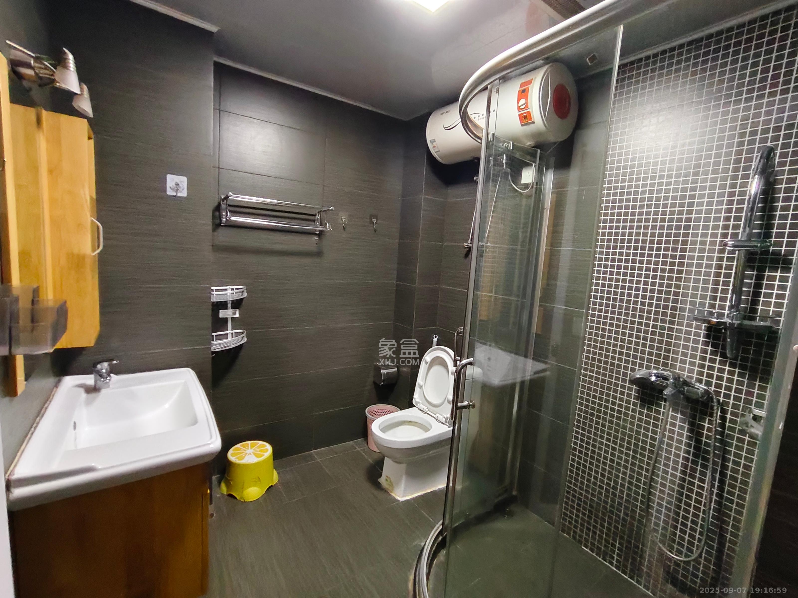 嘉盛华庭（一期、二期、三期）  3室2厅1卫    3000.0元/月室内图