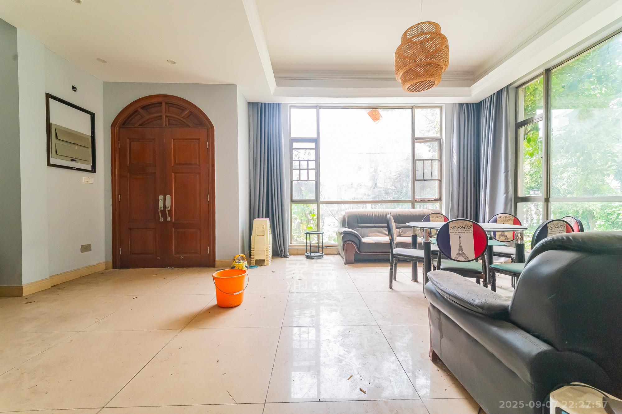 碧桂园威尼斯城  5室2厅4卫    435.0万 碧桂园威尼斯城  5室2厅4卫    435.0万客厅