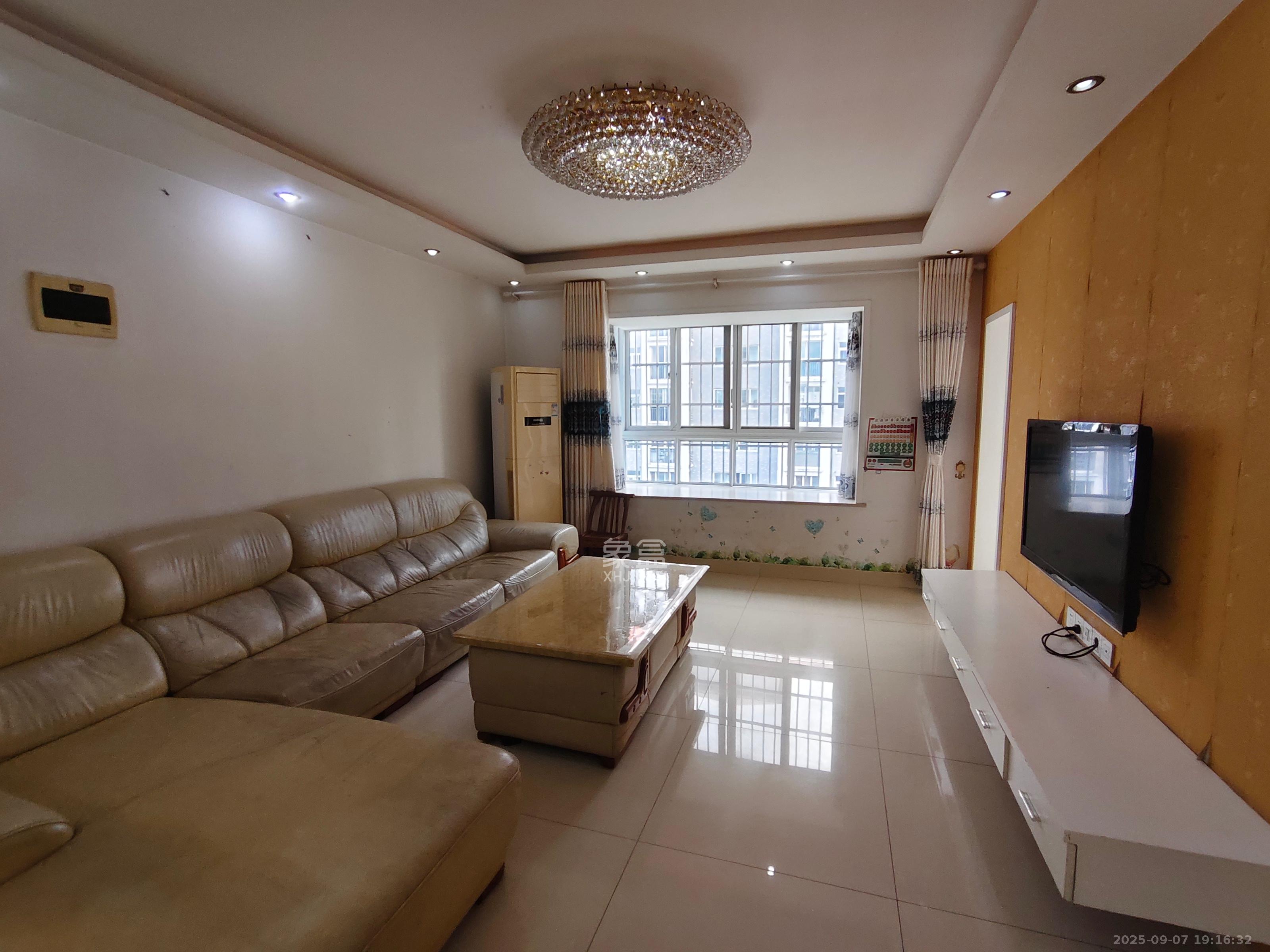 嘉盛华庭(一期、二期、三期) 3室2厅1卫 3000.0元/月 嘉盛华庭(一期、二期、三期) 3室2厅1卫 3000.0元/月室内图