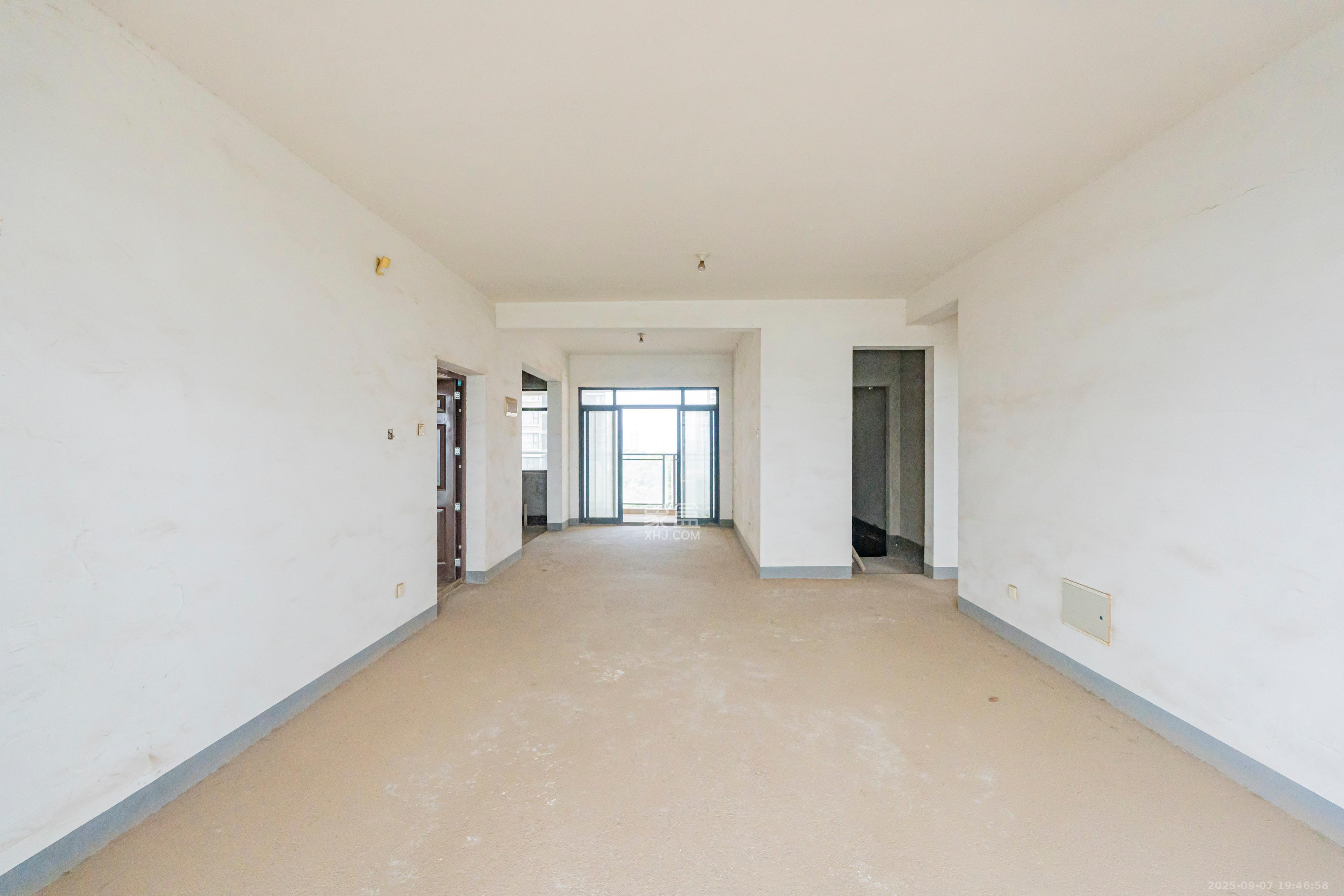 藏珑湖上国际花园  4室2厅2卫    288.0万 藏珑湖上国际花园  4室2厅2卫    288.0万客厅