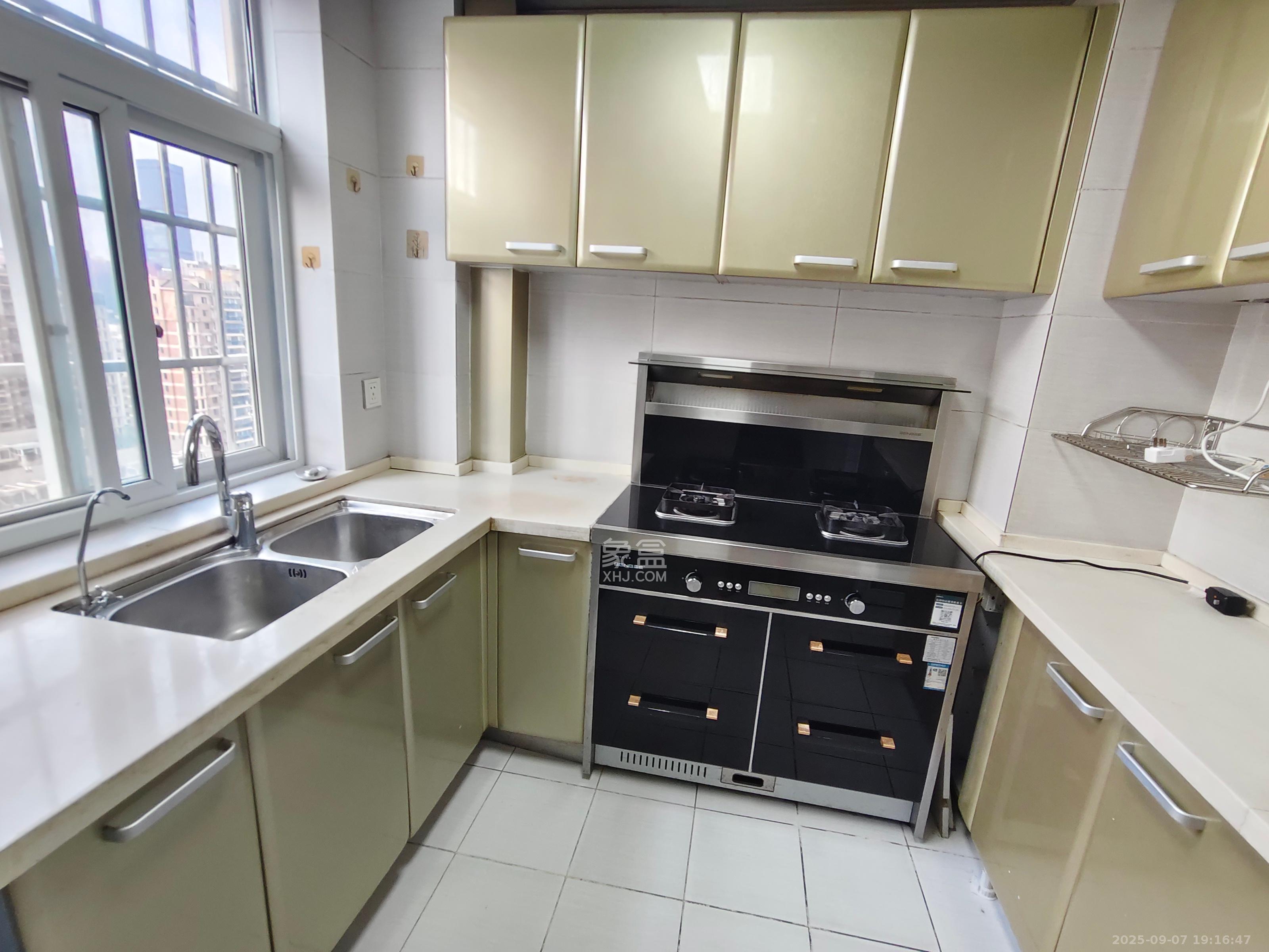 嘉盛华庭（一期、二期、三期）  3室2厅1卫    3000.0元/月室内图