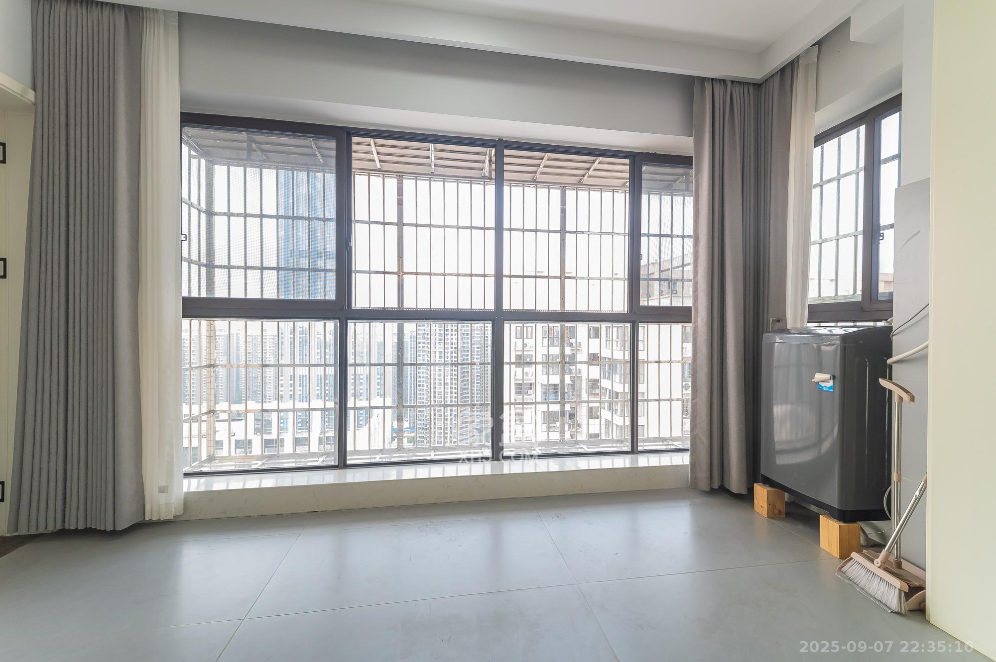 尚鑫海悦(新长海尚海城) 4室2厅2卫 91.0万 尚鑫海悦(新长海尚海城) 4室2厅2卫 91.0万阳台