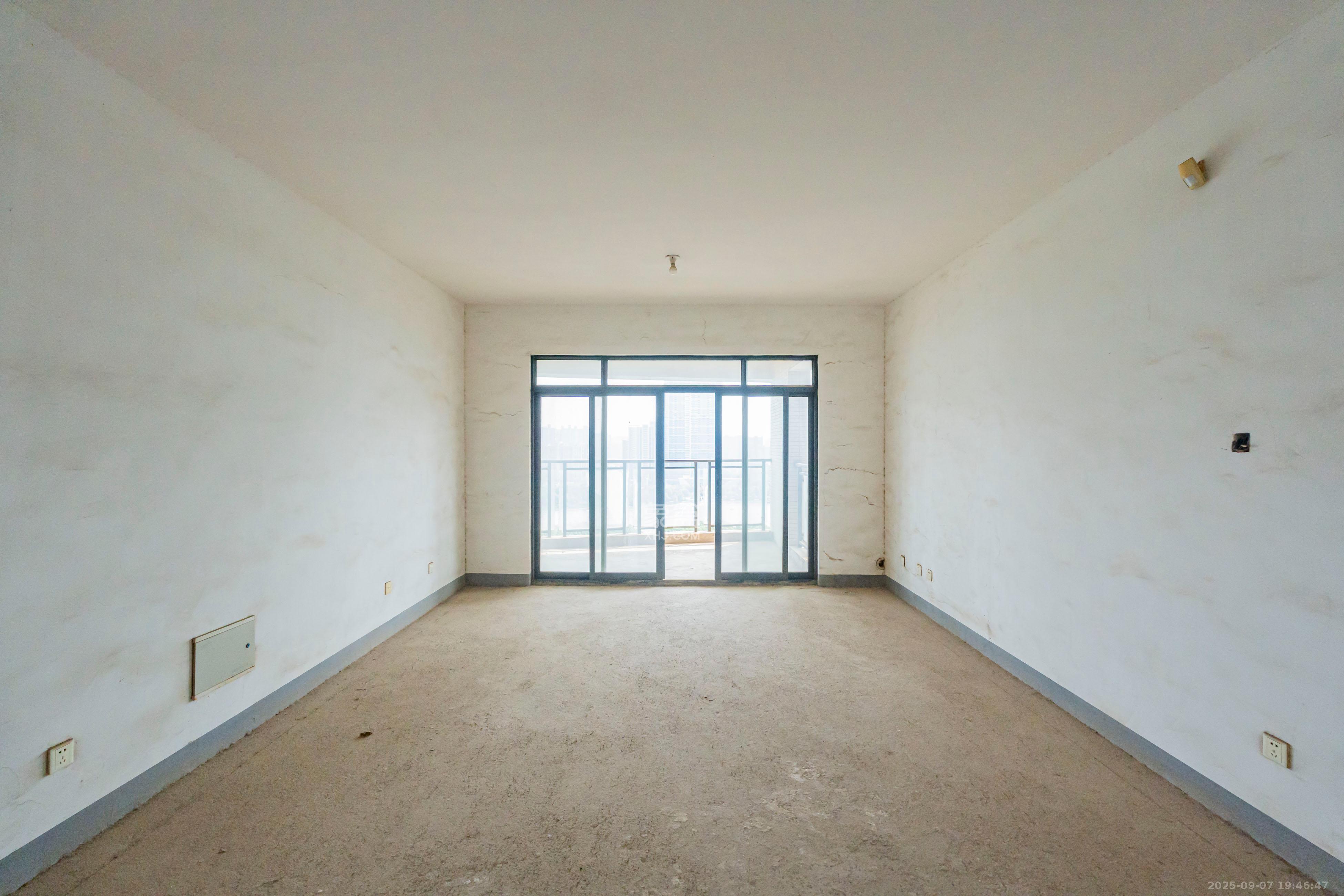 藏珑湖上国际花园  4室2厅2卫    288.0万 藏珑湖上国际花园  4室2厅2卫    288.0万客厅