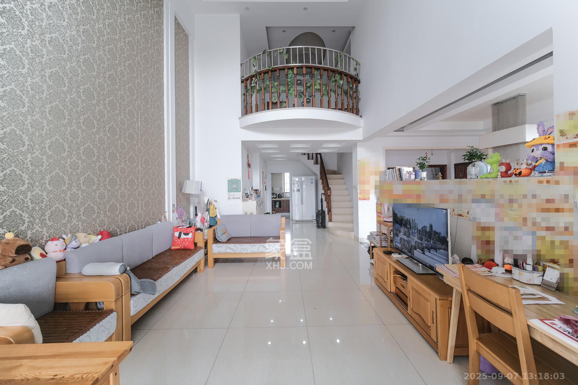 山水湾 4室2厅3卫 158.0万 山水湾 4室2厅3卫 158.0万客厅