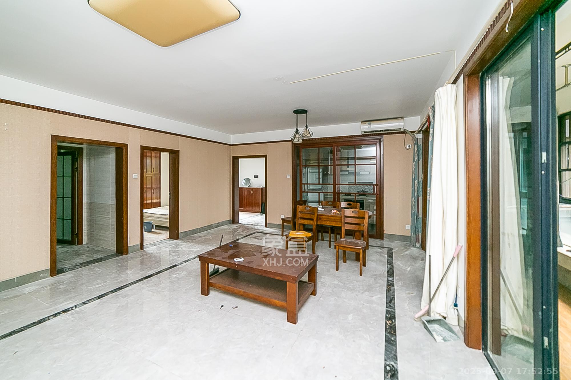 荣悦台  3室2厅2卫    170.0万客厅