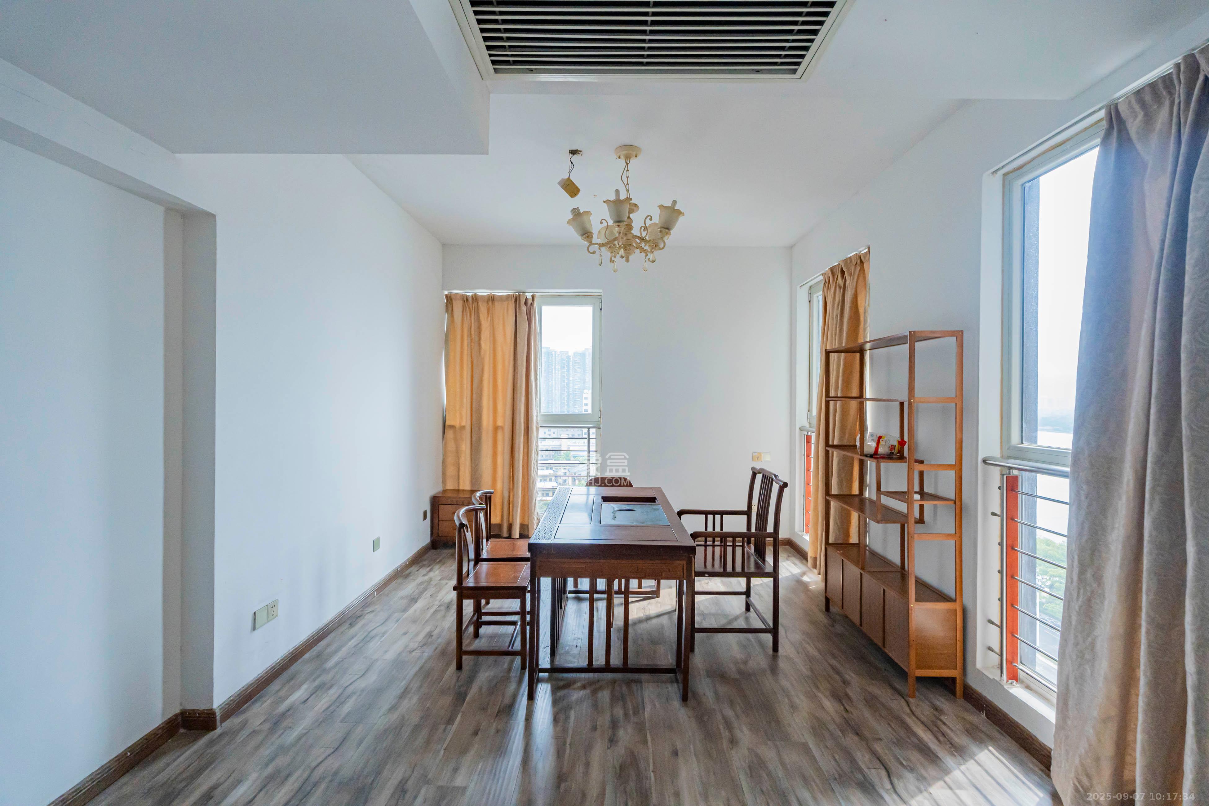 金色屋顶  3室2厅1卫    3500.0元/月室内图