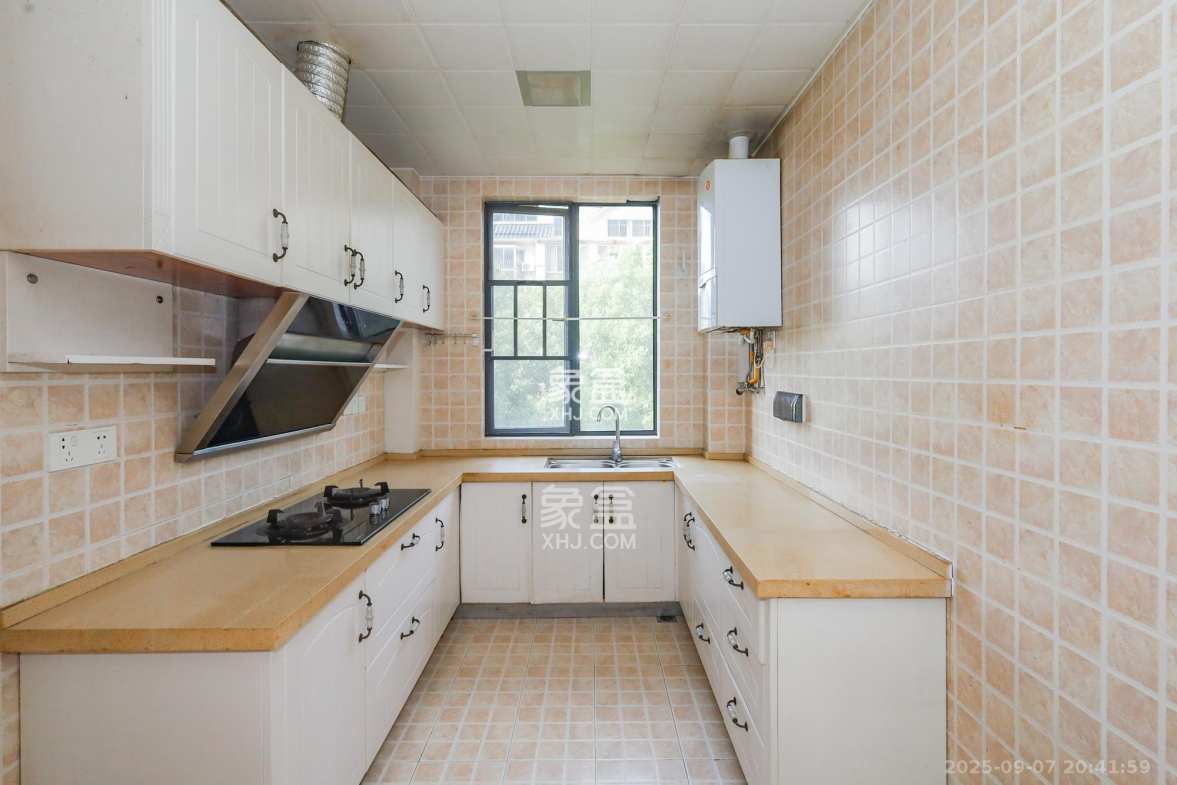 八方小区D区 4室2厅2卫 368.0万 八方小区D区 4室2厅2卫 368.0万厨房