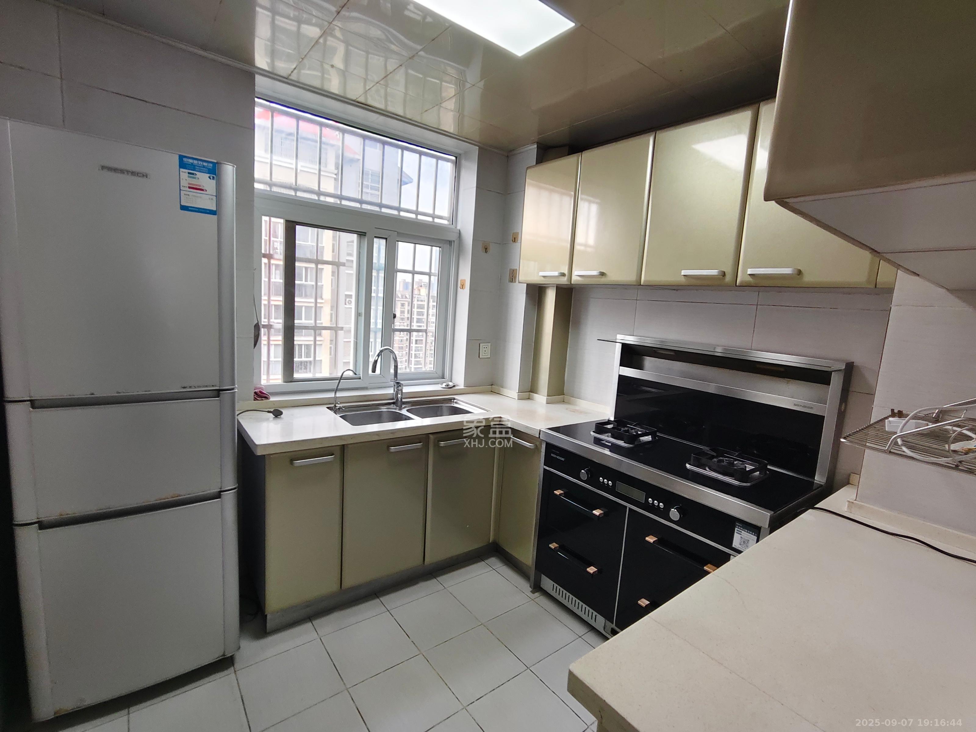 嘉盛华庭(一期、二期、三期) 3室2厅1卫 3000.0元/月 嘉盛华庭(一期、二期、三期) 3室2厅1卫 3000.0元/月室内图