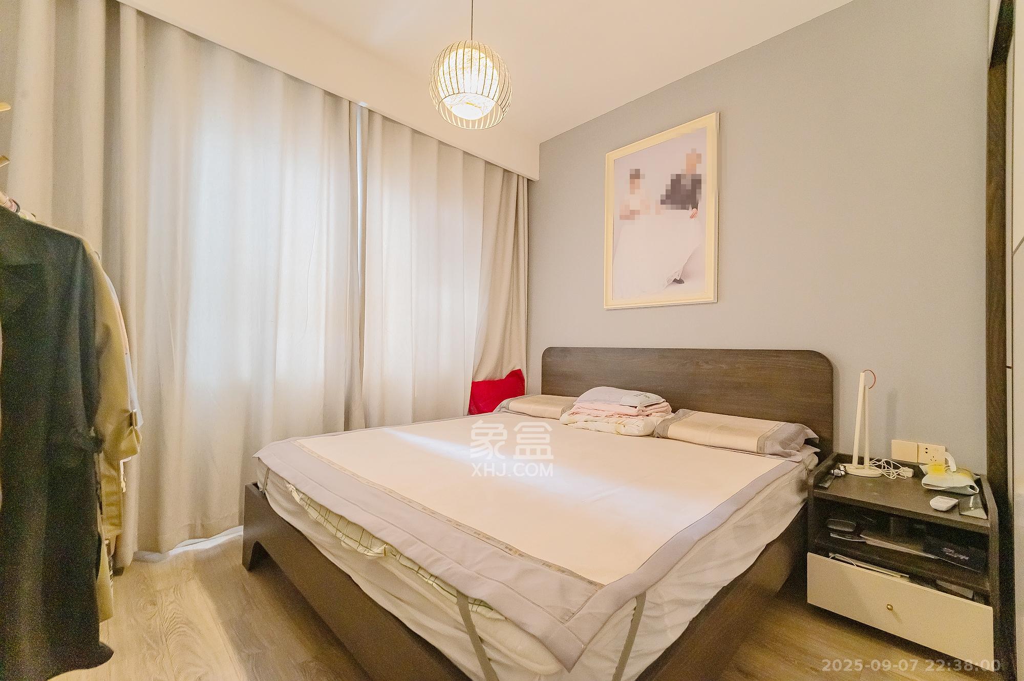 华润置地广场二期  3室2厅2卫    72.0万卧室