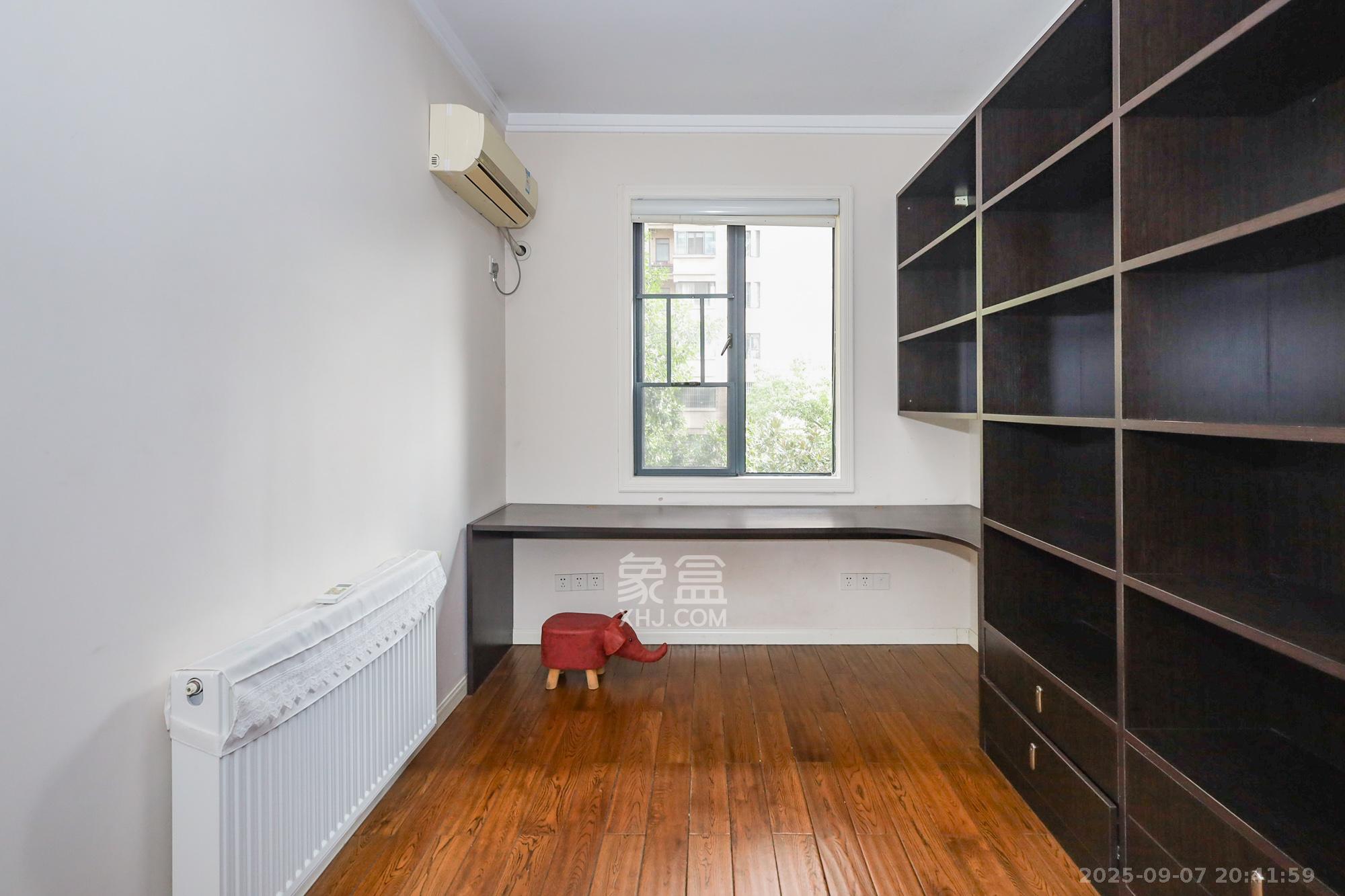 八方小区D区 4室2厅2卫 368.0万 八方小区D区 4室2厅2卫 368.0万卧室