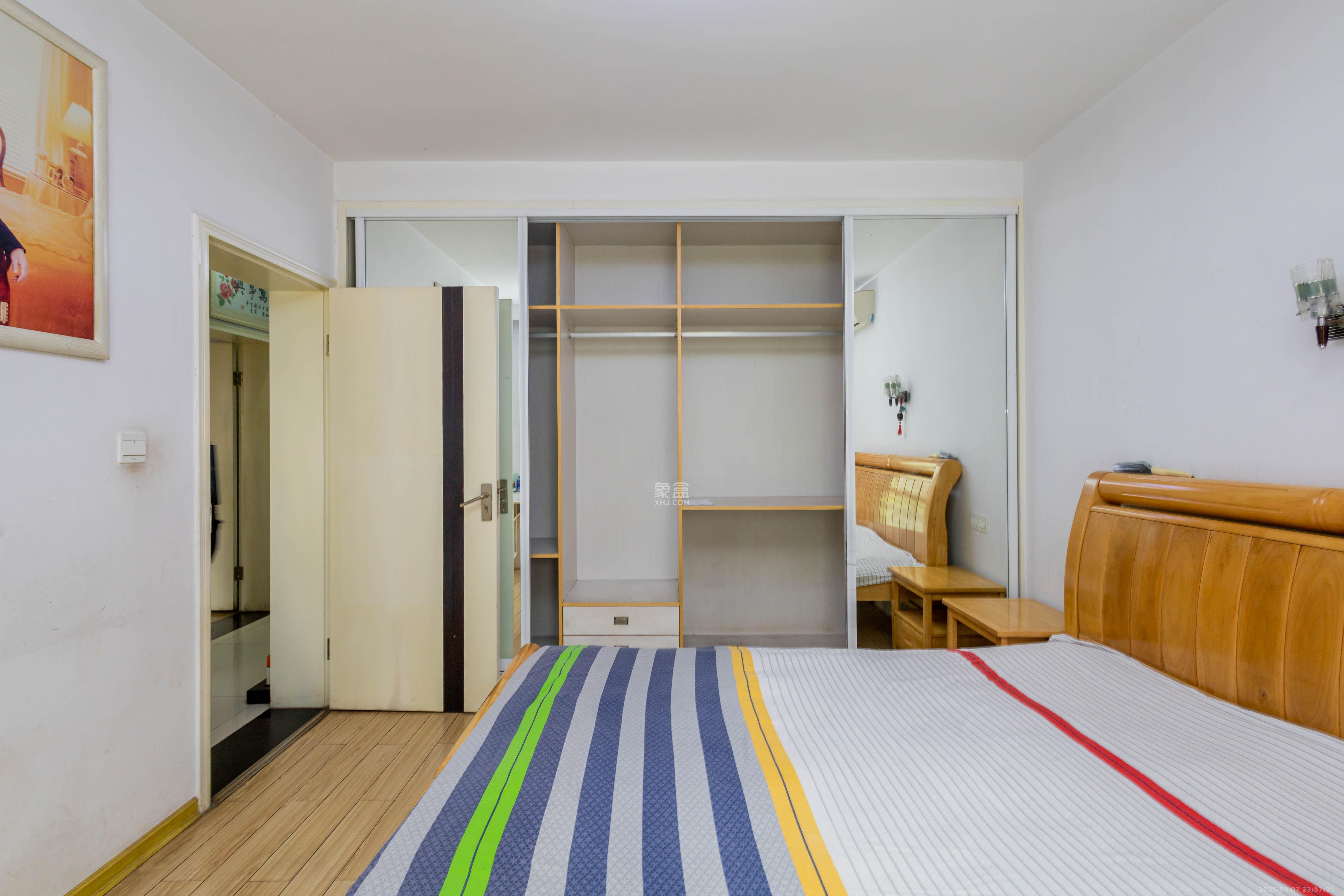 东岸锦城(东方人家)  3室2厅1卫    55.0万卧室