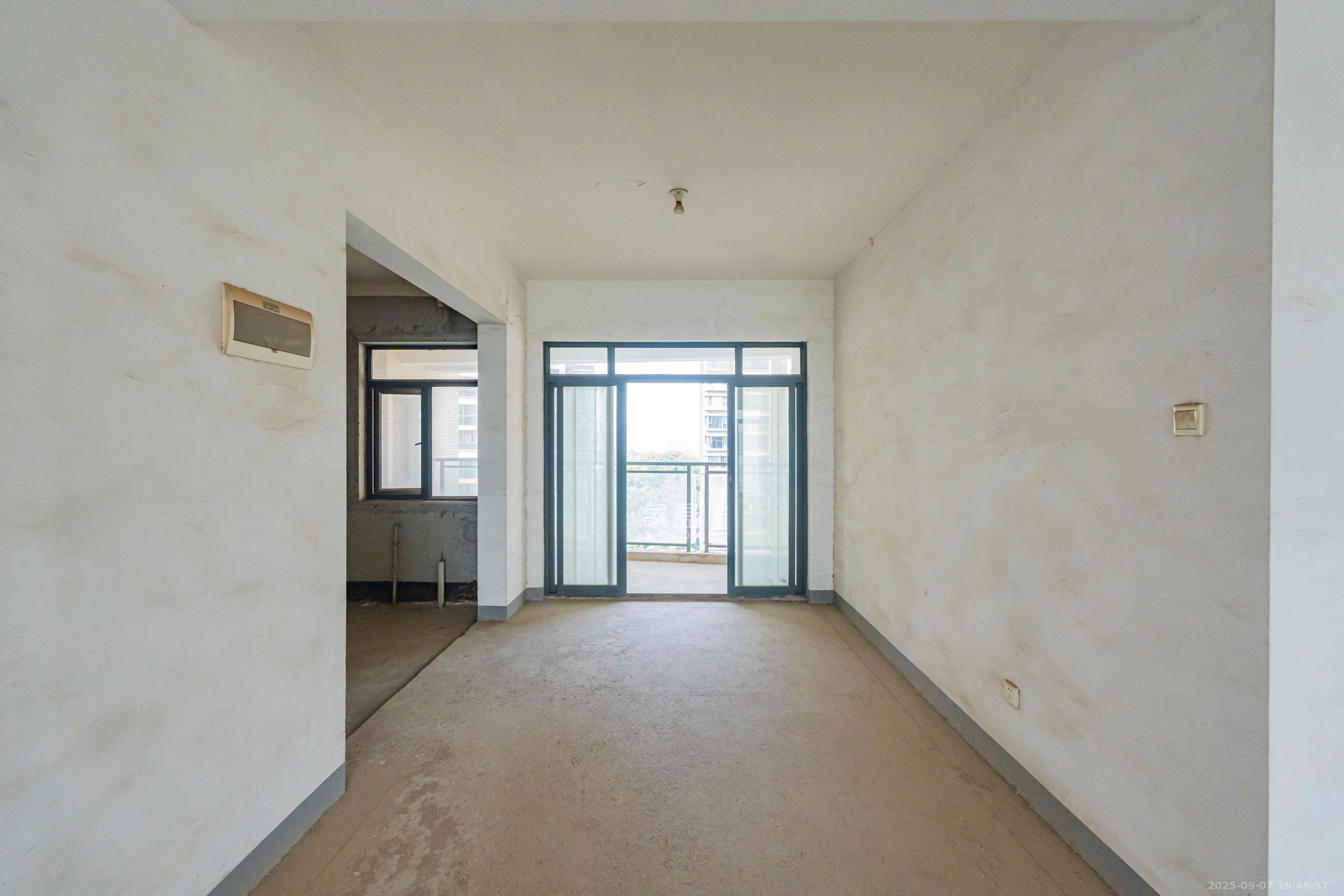 藏珑湖上国际花园  4室2厅2卫    288.0万 藏珑湖上国际花园  4室2厅2卫    288.0万客厅