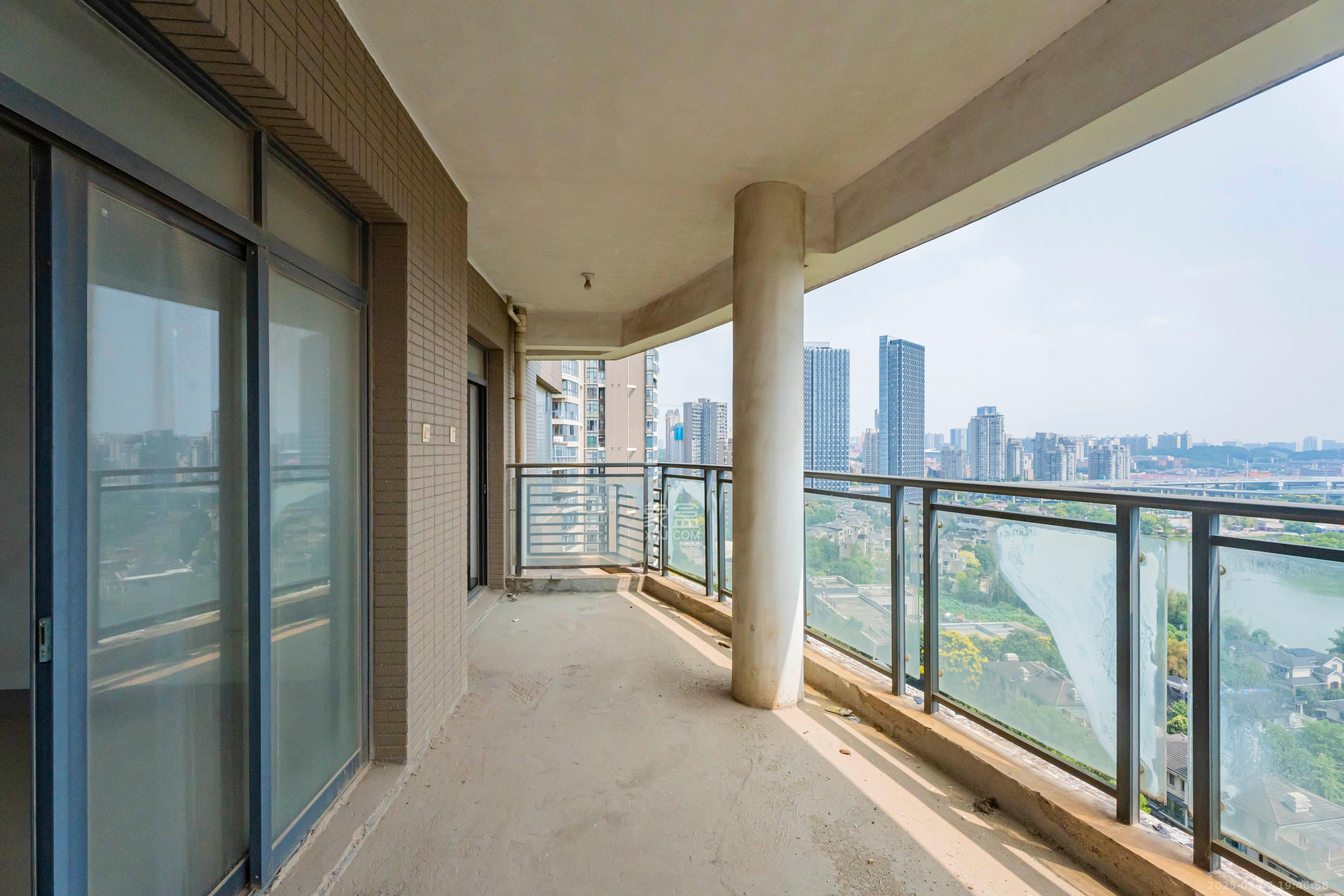 藏珑湖上国际花园  4室2厅2卫    288.0万 藏珑湖上国际花园  4室2厅2卫    288.0万阳台