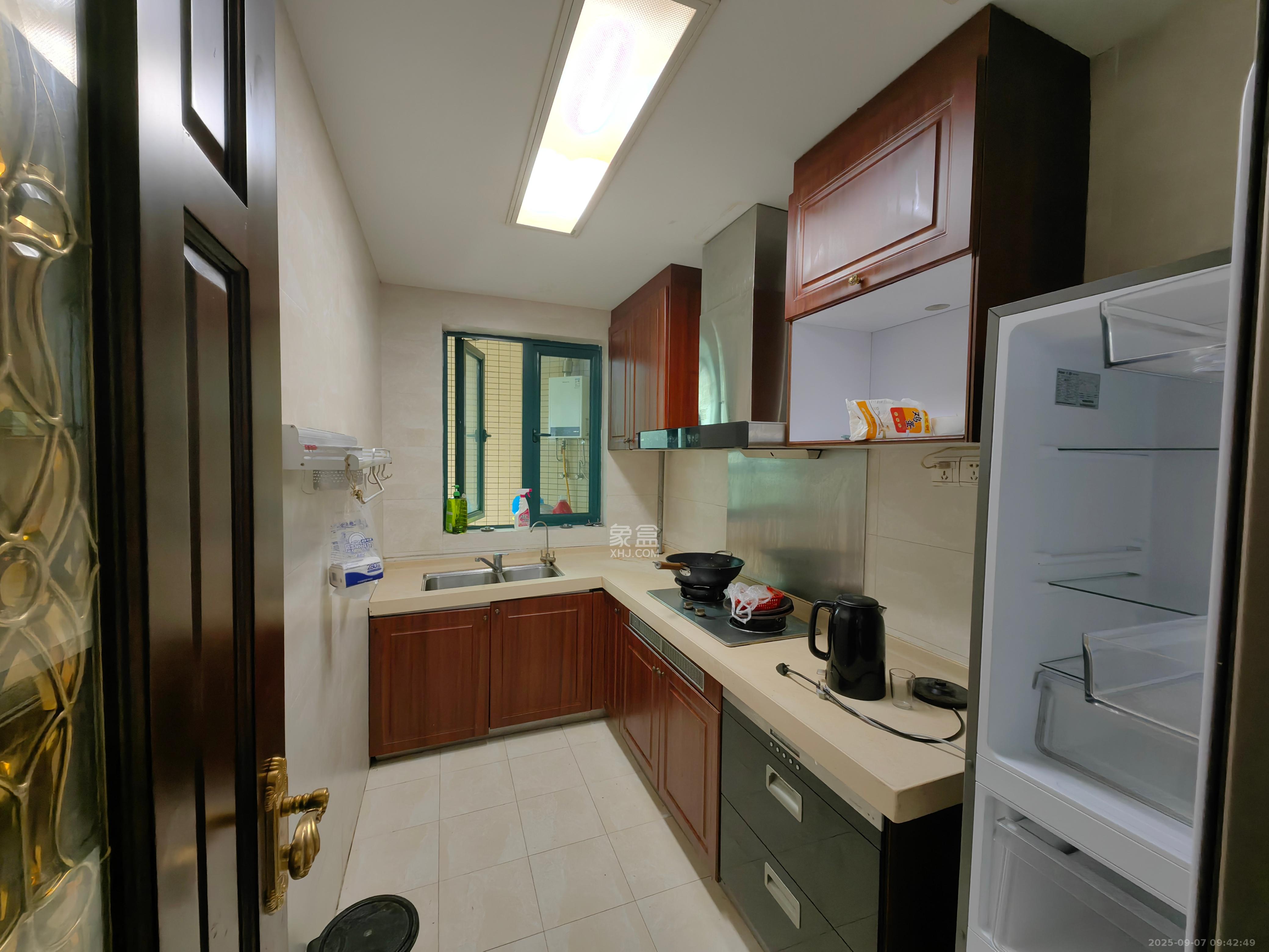 恒大翡翠华庭 3室2厅2卫 2200.0元/月 恒大翡翠华庭 3室2厅2卫 2200.0元/月室内图