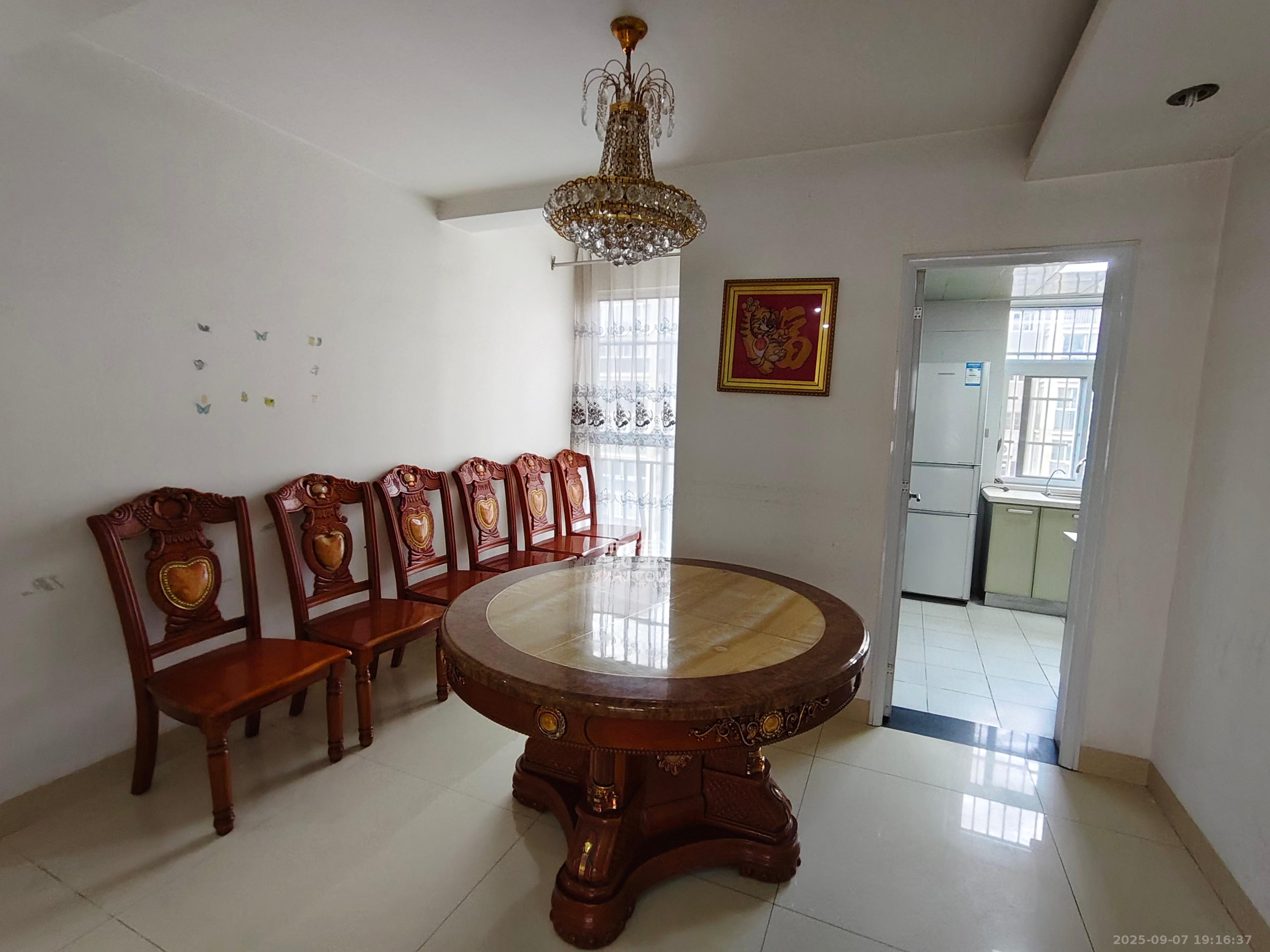 嘉盛华庭（一期、二期、三期）  3室2厅1卫    3000.0元/月室内图